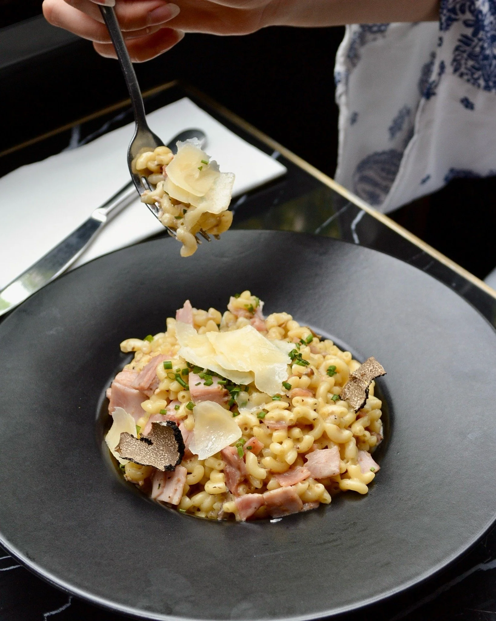 🍝 Simples mais divines : coquillettes BIO, truffe &amp; parmesan.

📸@neodigitalcm 

#bonplanparis
#bonnesadressesparis 
#cuisinefran&ccedil;aise
#sacrefrenchy
#foodieofins
#frenchy
#frenchrestaurants
#faitmaison #frenchy