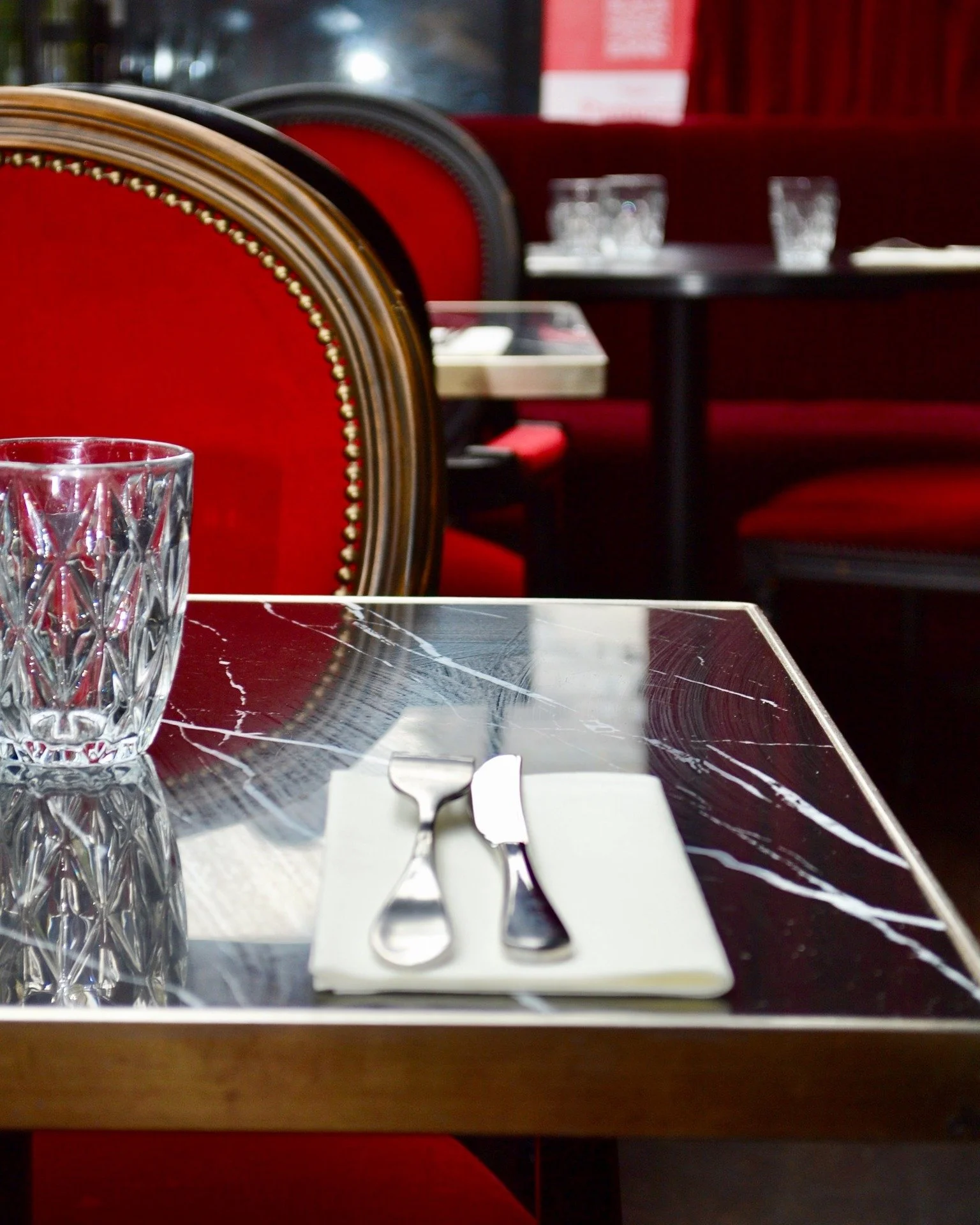 L&rsquo;adresse qui te donne envie de dire : &laquo; Sacr&eacute; Frenchy, sacr&eacute; coup de foudre &raquo;.🌿

📸@neodigitalcm 

#bonplanparis
#bonnesadressesparis 
#cuisinefran&ccedil;aise
#sacrefrenchy
#foodieofinstagram 
#frenchrestaurants
#fa