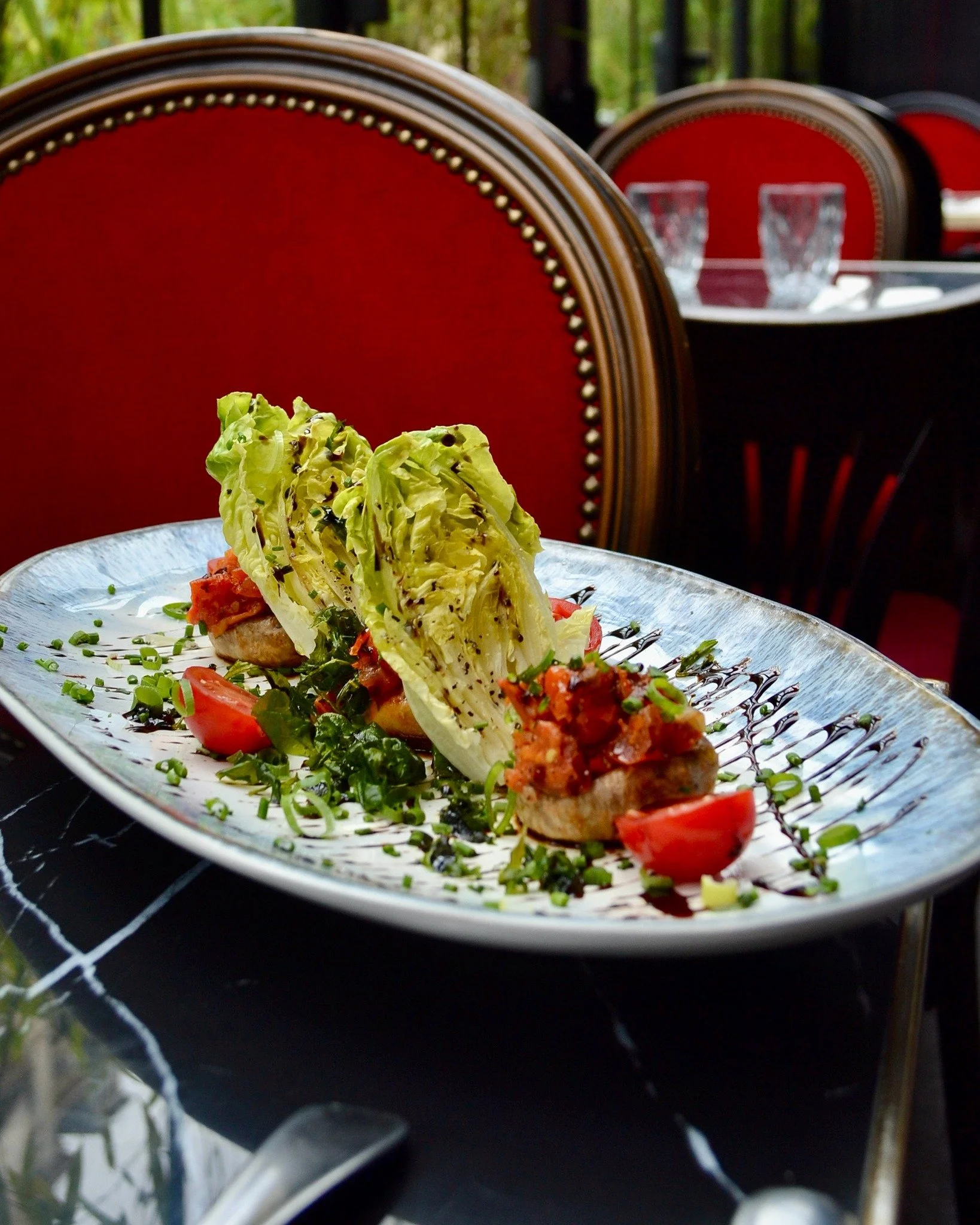 One bite, and it's Parisian love at first sight 💘

Our Paris galipettes: mushrooms grilled a la plancha, topped with diced fresh tomatoes, chives, capers and gherkins.
A balanced