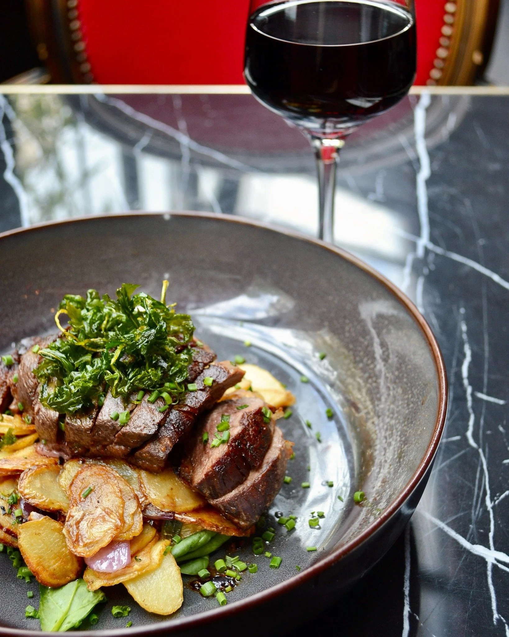 🦆 Oui, c&rsquo;est le magret de canard&hellip; encore lui. Mais avoue qu&rsquo;il est canon sous cet angle 😍

📸 @neodigitalcm 

#bonplanparis
#bonnesadressesparis 
#cuisinefran&ccedil;aise
#sacrefrenchy
#foodieofinstagram 
 #frenchrestaurants
#fai