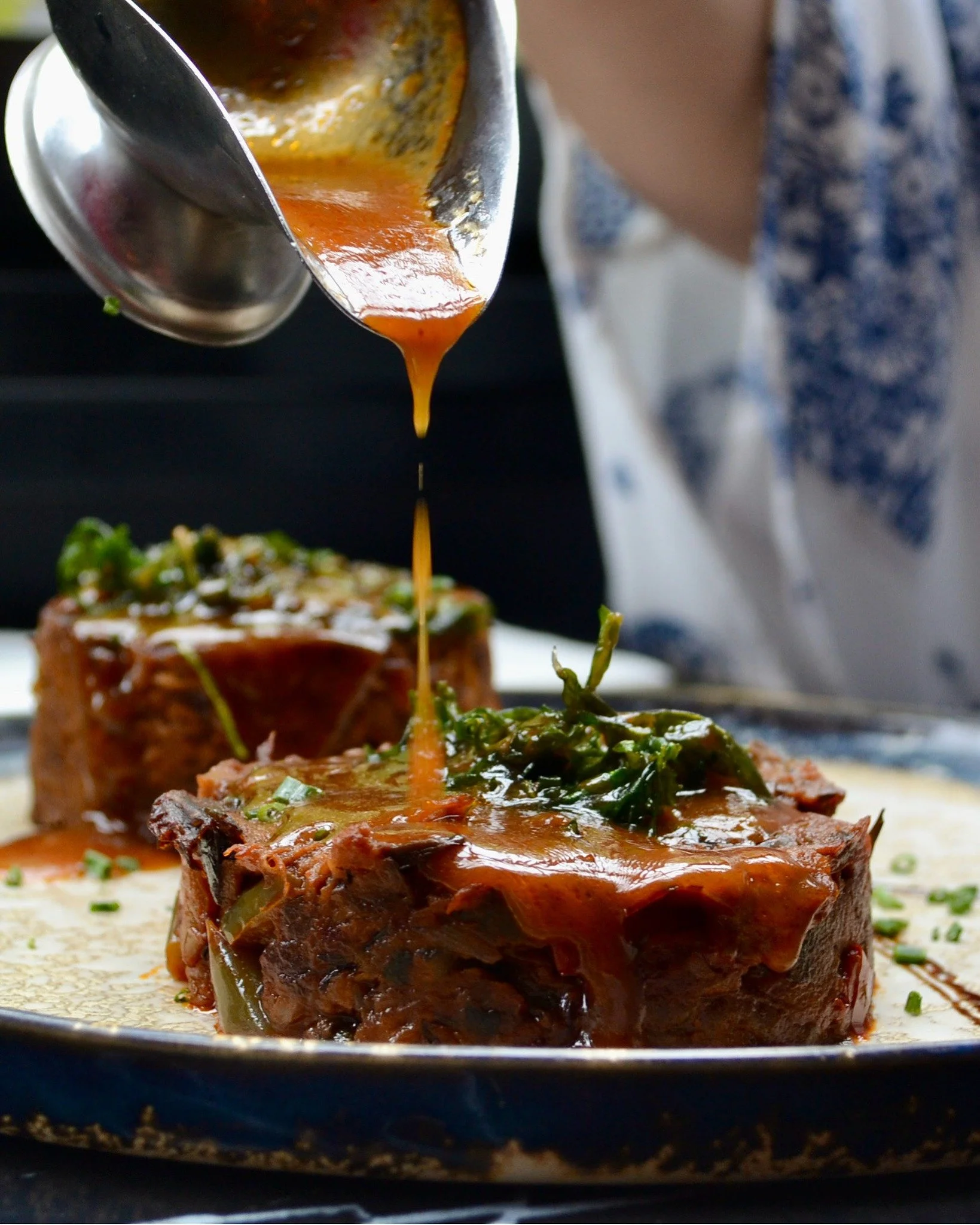 Our homemade foie gras, half-cooked in Hennessy cognac, is accompanied by seasonal jam and crusty toasted bread.
🥂 Enjoy with a glass of sweet wine or champagne for the perfect experience.
👉 Who is t
