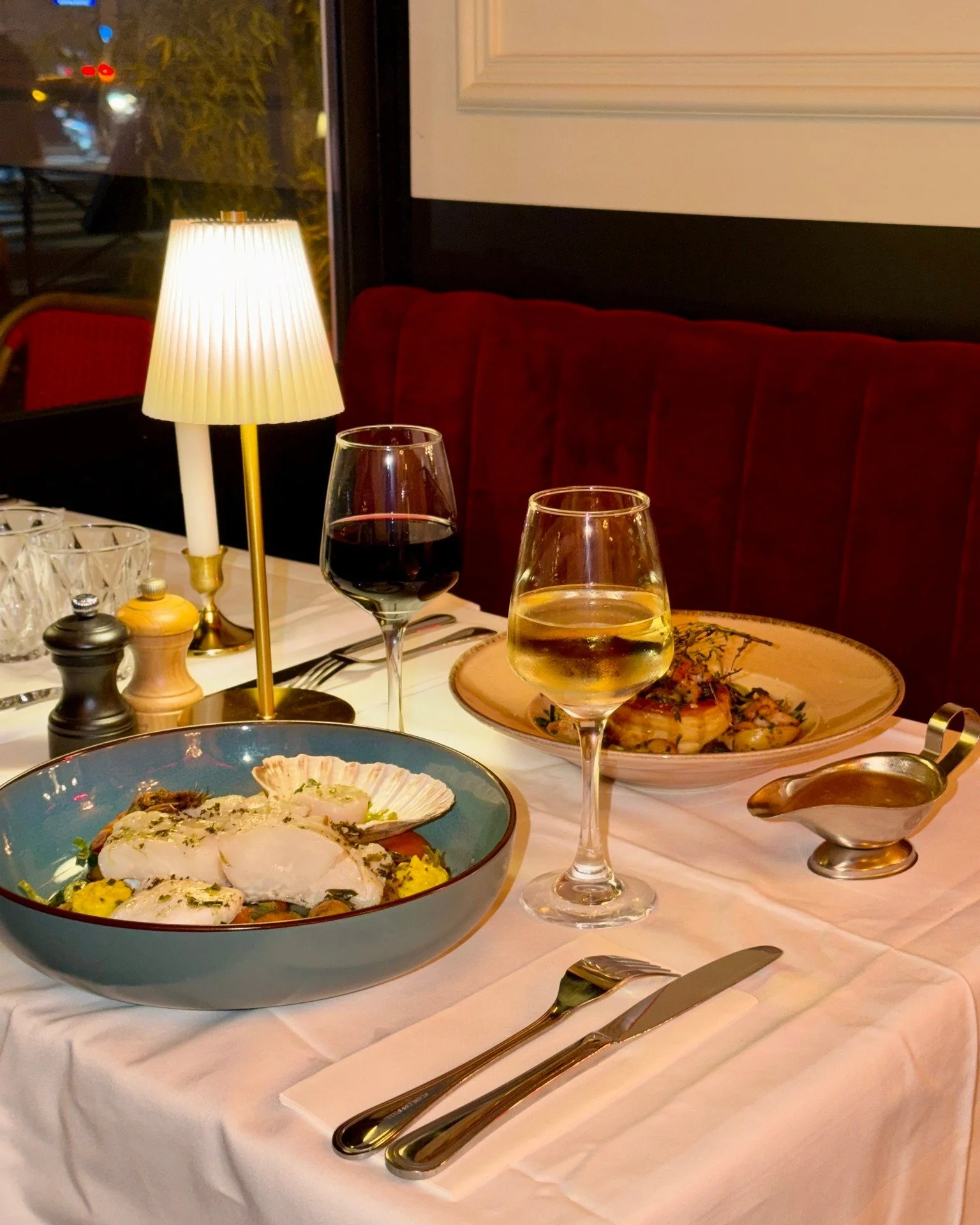 Une table parfaite pour un d&icirc;ner &agrave; deux.
Une lumi&egrave;re douce, de bons plats, et le temps qui ralentit un peu 🍷✨