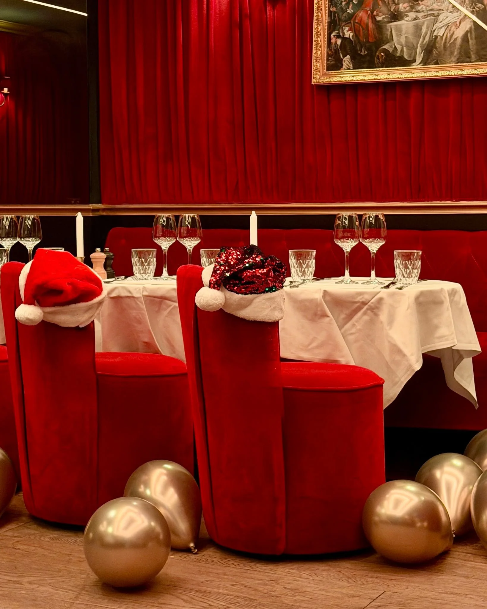 Retour sur un bel &eacute;v&eacute;nement dans notre Salle Pompadour en 2025.
Un cadre chaleureux, pens&eacute; pour les moments qui comptent ❤️

#paris #pariscentre #restaurant #bonplanparis #frenchy #bonnesadressesparis