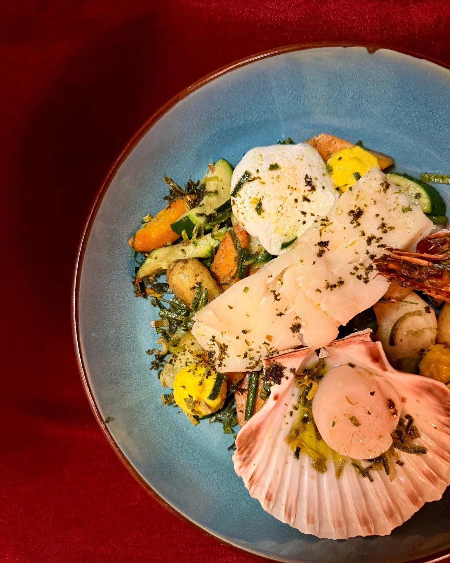 Le cabillaud &agrave; la plancha, d&eacute;licatement cuisin&eacute; et servi avec son a&iuml;oli au safran et ses l&eacute;gumes de saison.
Un plat tout en finesse, &agrave; d&eacute;couvrir dans notre menu 🐟✨

 #foodieofinstagram #frenchrestaurant