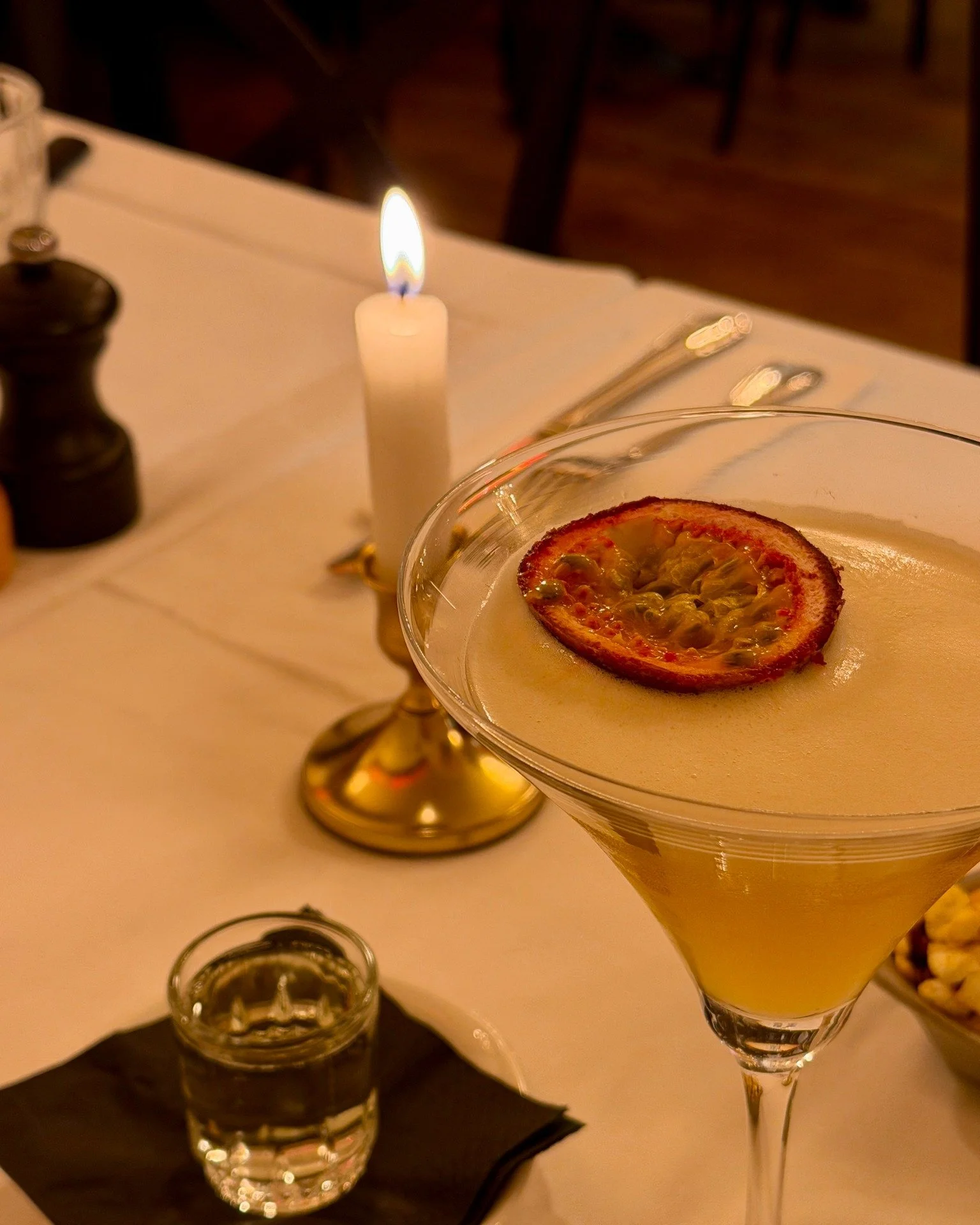 🍸 Pornstar Martini
La passion dans un verre.
Doux, acidul&eacute;, parfaitement &eacute;quilibr&eacute;&hellip;
Un cocktail qui se savoure autant qu&rsquo;il se d&eacute;sire ✨

 #sacrefrenchy #Paris #food #foodieofinstagram #cuisinefran&ccedil;aise