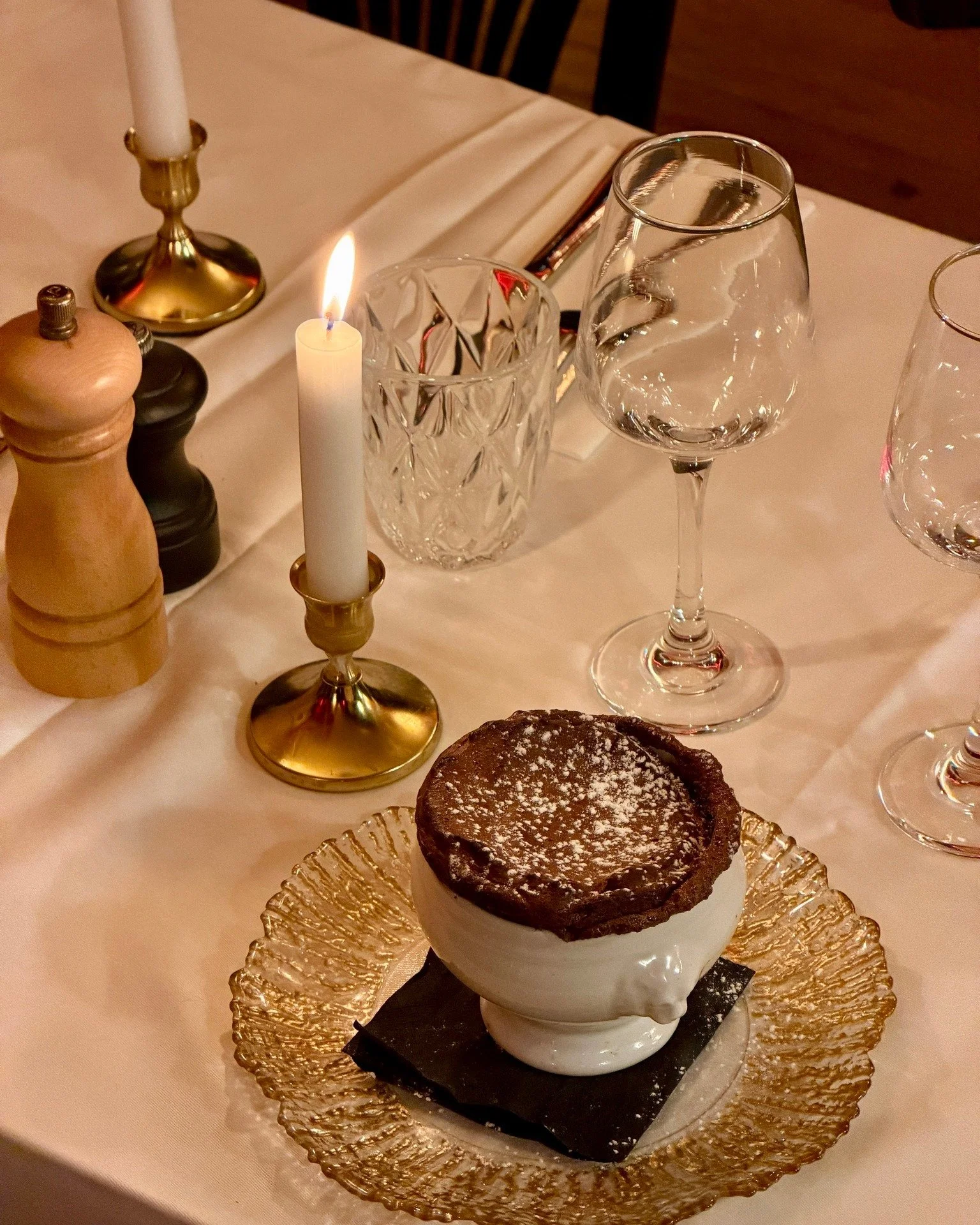 Le fameux souffl&eacute; au chocolat 🍫
10 minutes d&rsquo;attente&hellip;
Mais 10 secondes pour tomber amoureux 😍
Qui a d&eacute;j&agrave; craqu&eacute; ? 👇

 #cuisinefran&ccedil;aise #Paris #Sacr&eacute;Frenchy #food #frenchrestaurants #frenchfoo