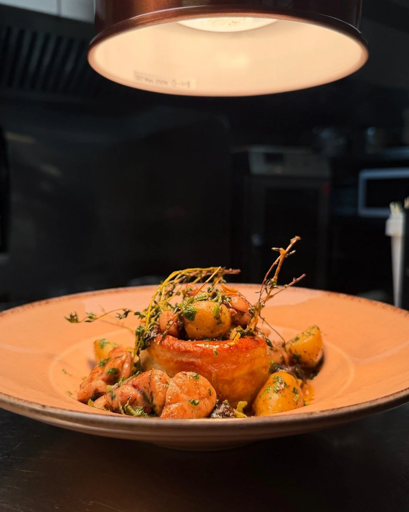 The bouchée à la reine, just the way we like it:
generous, comforting, and full of flavor 👑
A classic that never disappoints... don't you agree? 😌👇

#SacréFrenchy