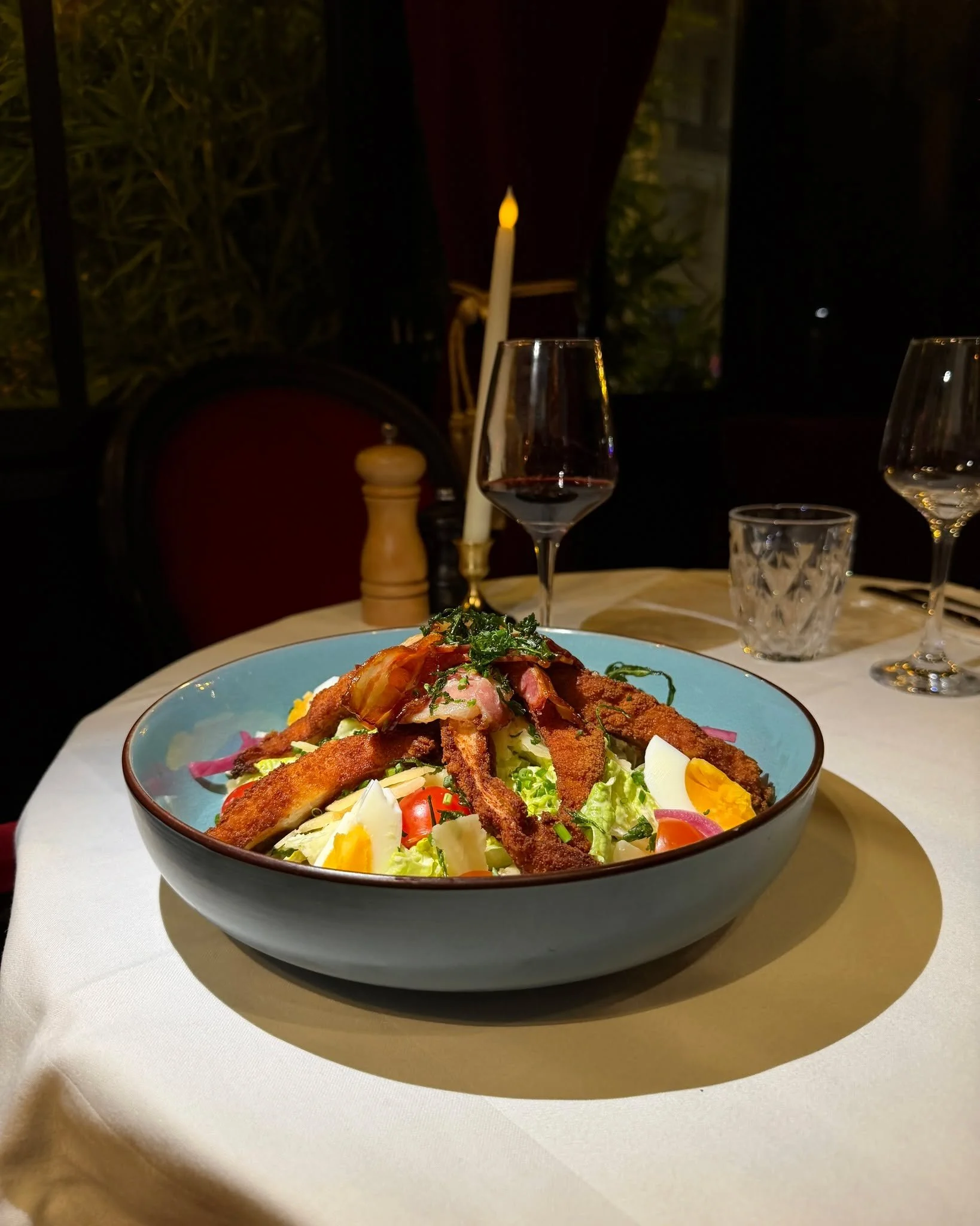 🥗 The Napoleon Salad, our ultra-indulgent best-seller
Romaine lettuce, crispy breaded chicken, smoked bacon (with or without 😏), cherry tomatoes, organic hard-boiled egg, parmesan shavings, and the Chef's Caesar dressing...
A 