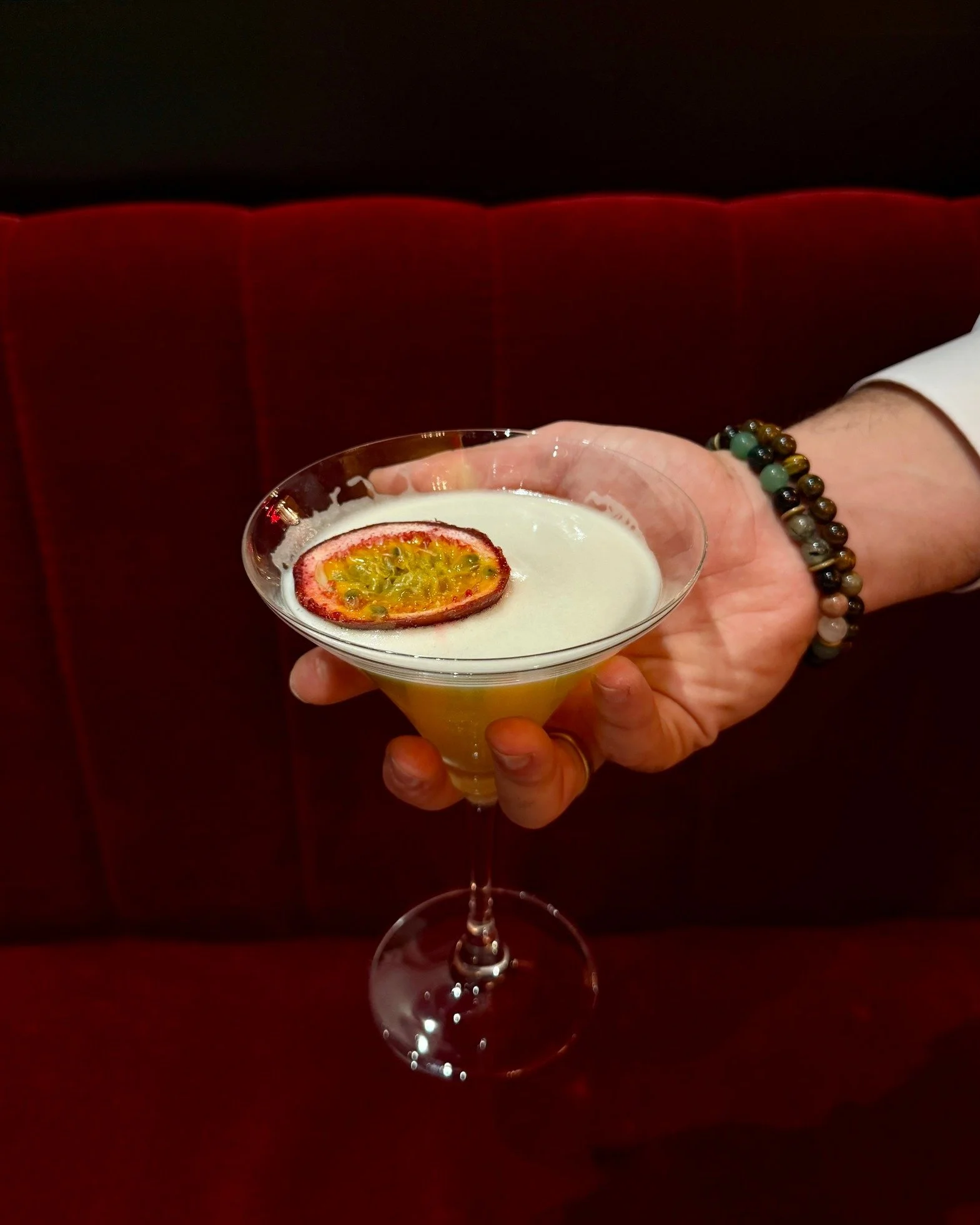 🍸 The legendary Pornstar Martini is making waves at Sacré Frenchy 
Vanilla, passion, freshness... love at first sip.
💬 Do you prefer it before or after dinner?

#GoingOutInParis #SacréFr