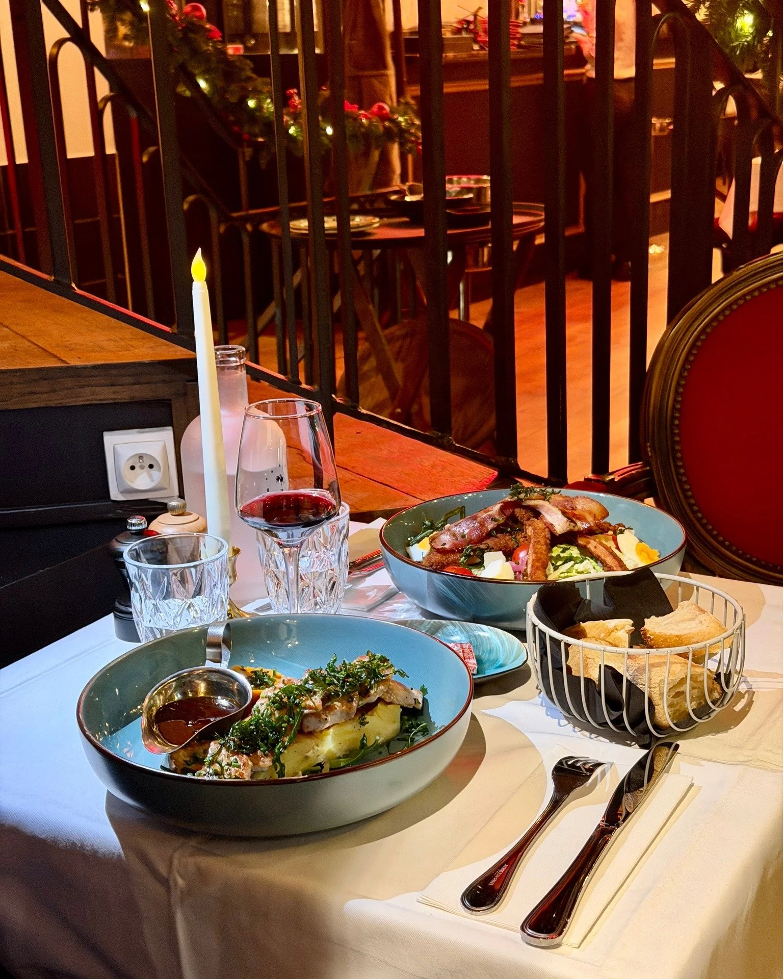 A beautifully set table, a cozy atmosphere, signature dishes...
At Sacré Frenchy, every dinner becomes a moment to savor.💕 #SacréFrenchy #homemade #frenchcuisine #foodieofinstagram #Sor