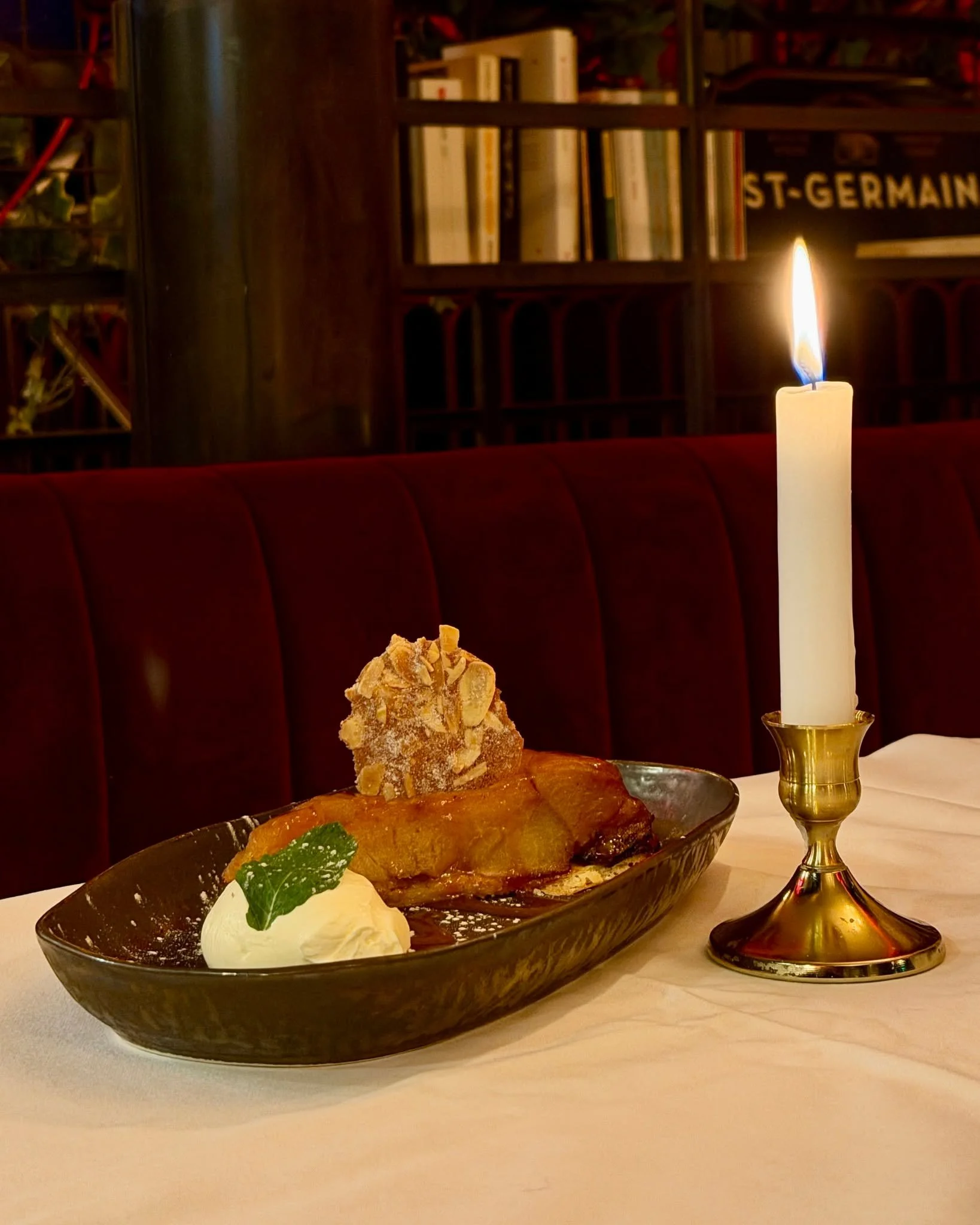 🍎 Notre Tarte Tatin maison, caramel dor&eacute; &amp; cr&egrave;me d&rsquo;Isigny AOP.
Le grand classique qui ne d&eacute;&ccedil;oit jamais.
😍 Team dessert fruits ou dessert chocolat&eacute; ?

 #frenchfood #cuisinefran&ccedil;aise #Sortir&Agrave;