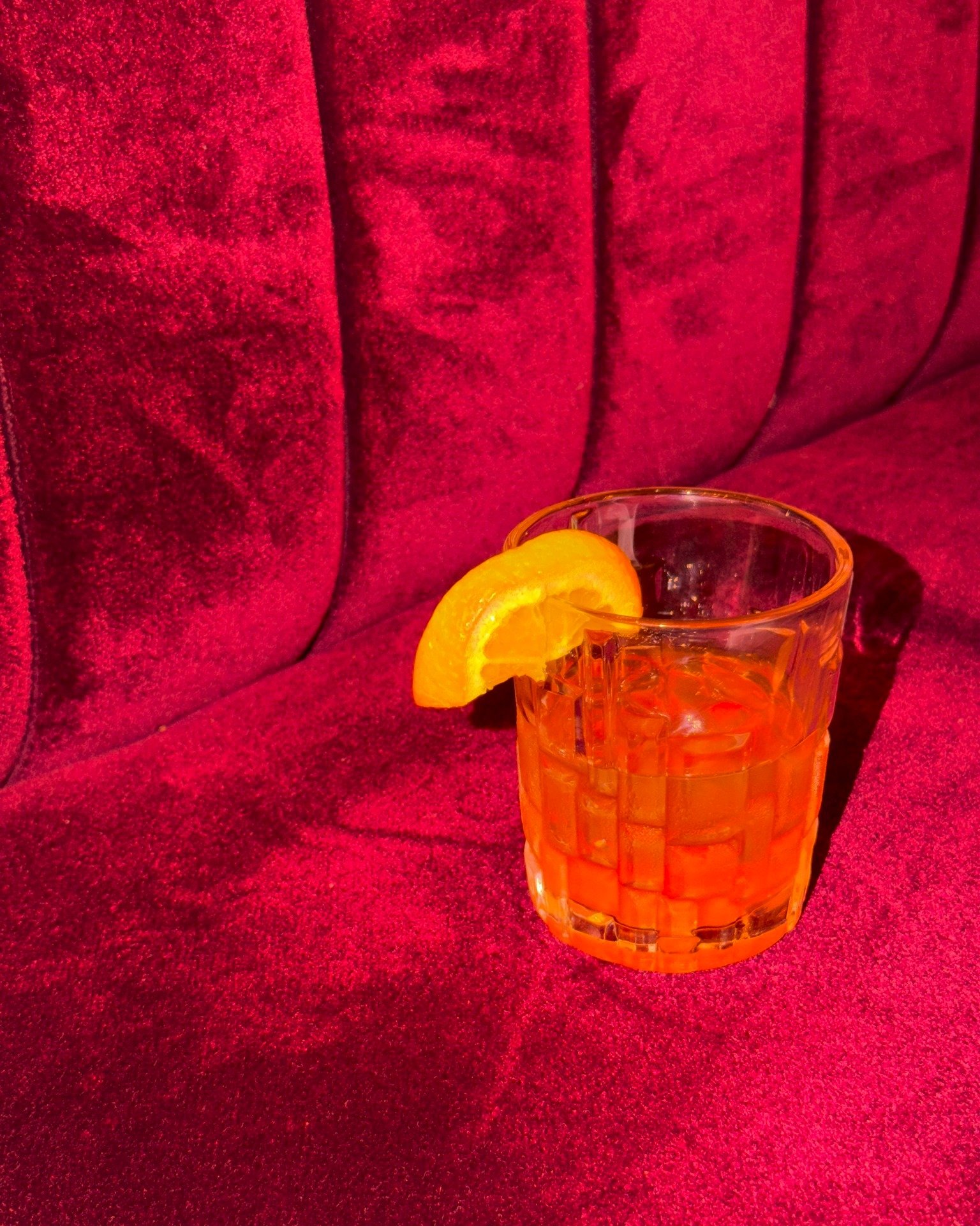 🍹 Un cocktail, un canap&eacute; rouge, une vibe Frenchy.
Le combo parfait pour l&rsquo;ap&eacute;ro.
⏰ N&rsquo;oubliez pas nos Happy Hours pour trinquer encore plus l&eacute;ger !
✨ Tu prends lequel en premier ?

 #Sortir&Agrave;Paris #frenchrestaur