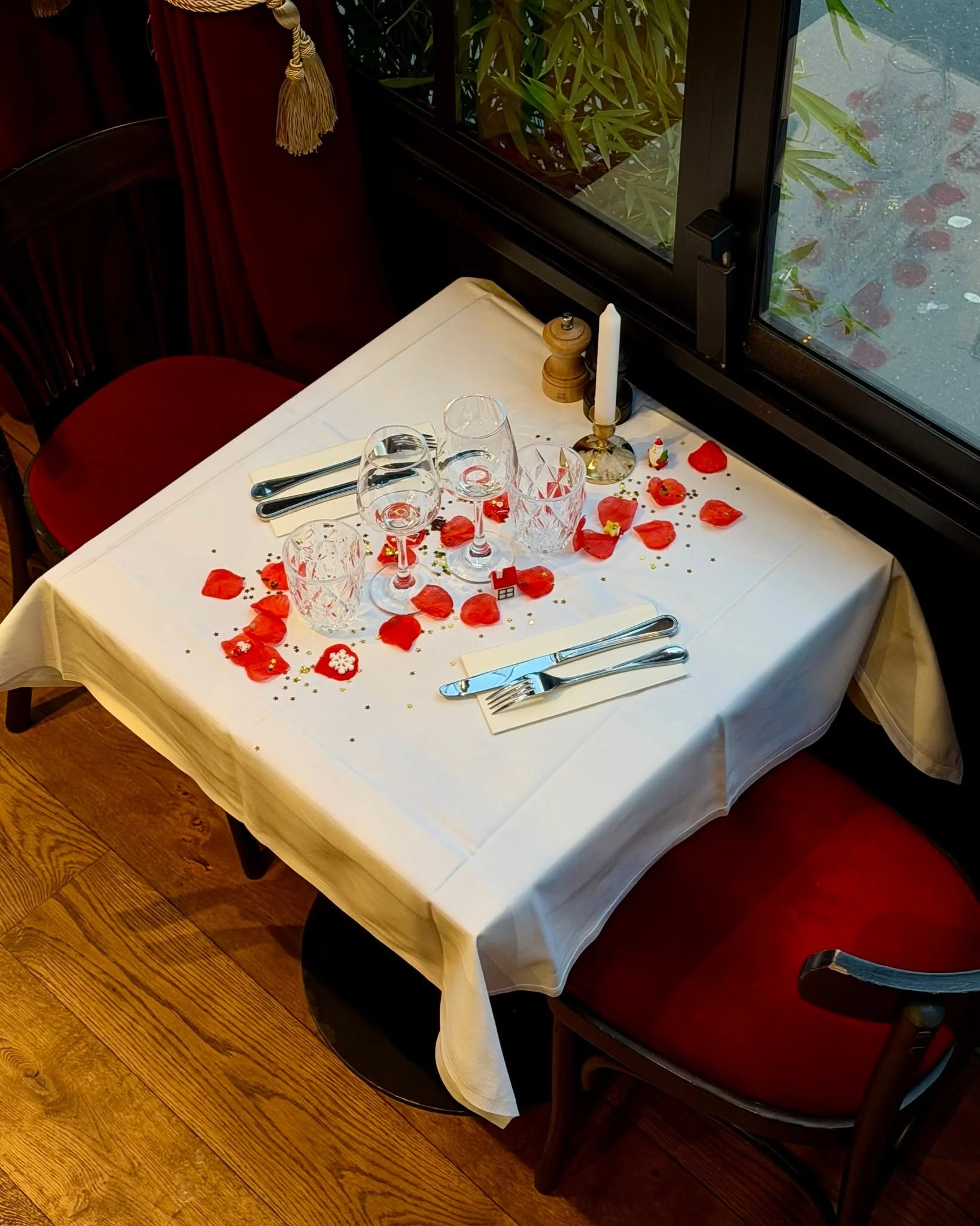 ❤️ Une table pour deux, des p&eacute;tales, des bougies&hellip;
La Saint-Valentin version Sacr&eacute; Frenchy.
⏰  la Saint-Valentin c&rsquo;est dans 4 jours! 
📩 R&eacute;serve vite ta table, les places sont limit&eacute;es.
💬 Avec qui tu viens c&e