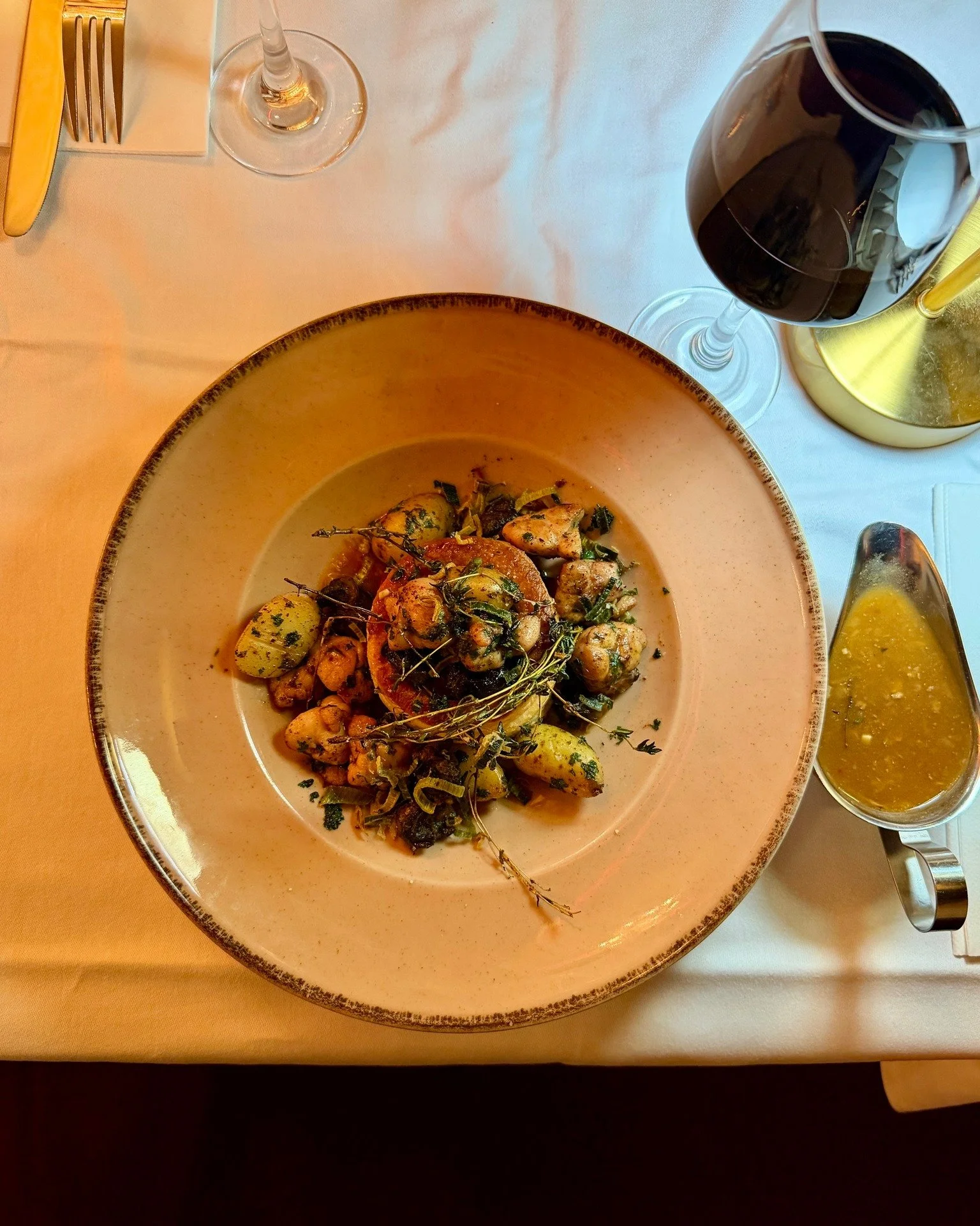 👑 La Bouch&eacute;e &agrave; la Reine, version ultra gourmande.
Ris de veau, escargots, persillade&hellip; un plat royal.
🤍 Oserais-tu ce grand classique revisit&eacute; ?

 #cuisinefran&ccedil;aise #cocktails #foodie #foodieofinstagram #faitmaison