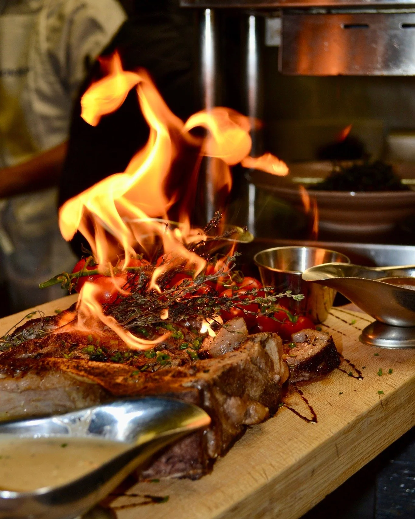 C&ocirc;te de b&oelig;uf &agrave; partager
🥩 La C&ocirc;te de b&oelig;uf (1,4kg) &agrave; partager&hellip; ou pas 😏
Frites fra&icirc;ches, sauce aux morilles &amp; salade de mesclun.
💬 Avec qui tu la partagerais ?

 #cuisinefran&ccedil;aise #Sorti