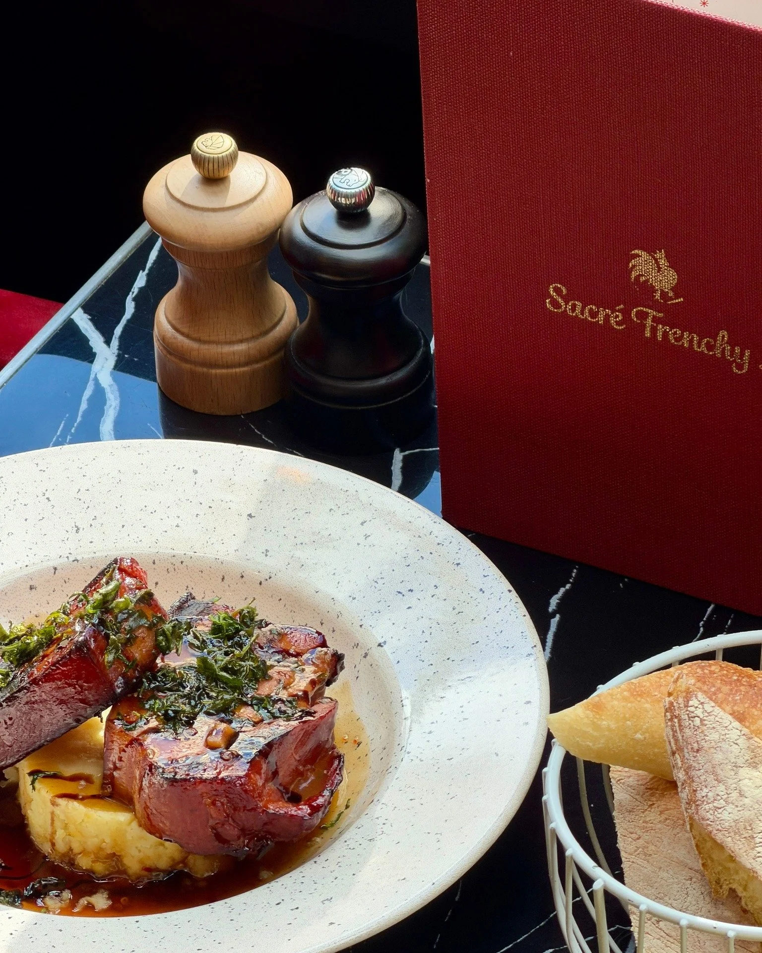 Le plat et le dessert du semainier qui vont vous faire fondre cette semaine 🤤

🍽 Poitrine de cochon snack&eacute;e et caram&eacute;lis&eacute;e, accompagn&eacute;e d&rsquo;un &eacute;cras&eacute; de pommes de terre bien fondant.

🍍 Et pour finir s