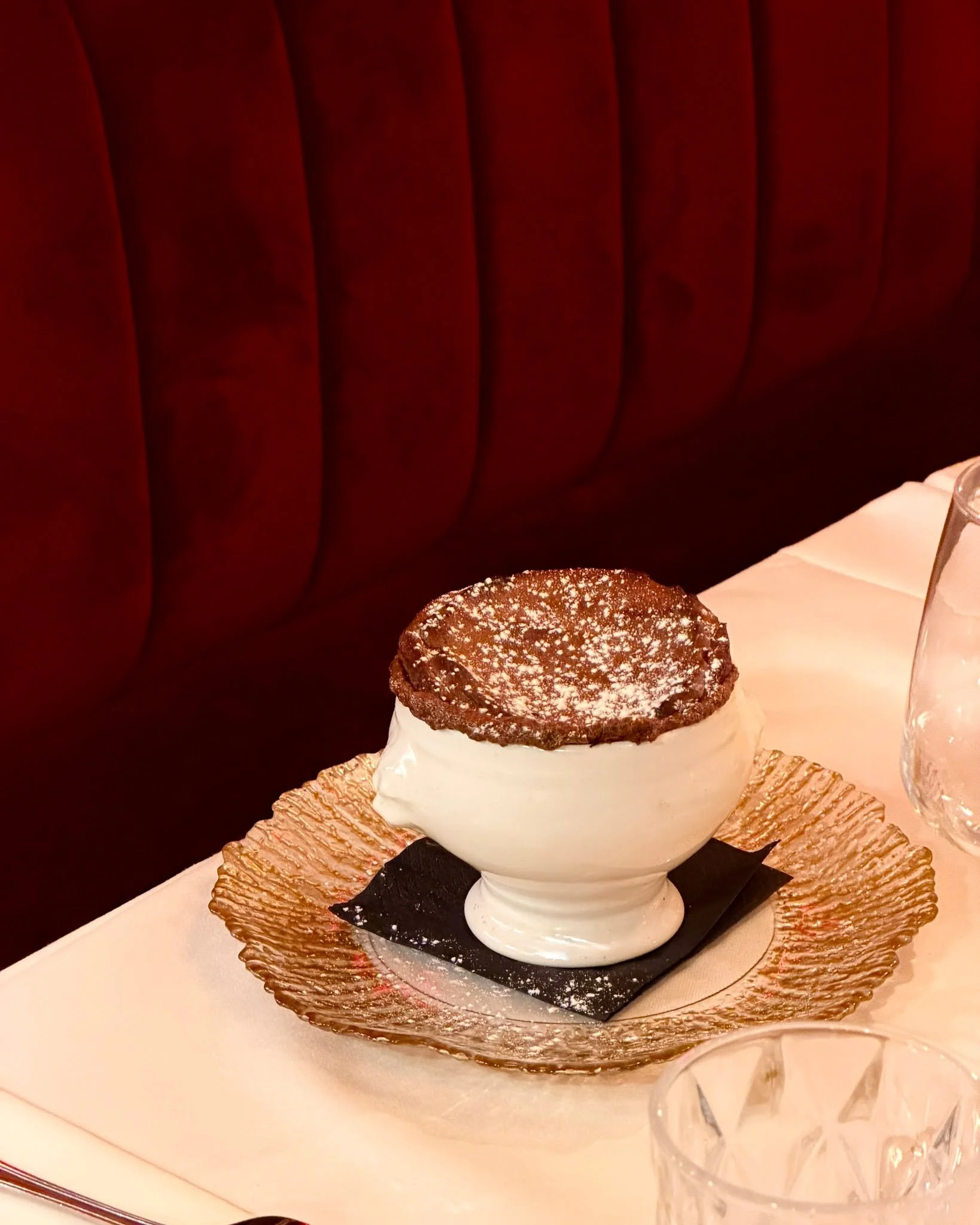 Le dessert qui m&eacute;rite l&rsquo;attente&hellip;

🍫 Souffl&eacute; au chocolat 70 % de notre p&acirc;tissier.

Intense, fondant et d&eacute;licatement a&eacute;rien.

10 minutes d&rsquo;attente pour un pur moment de bonheur.

 #Sacr&eacute;Frenc
