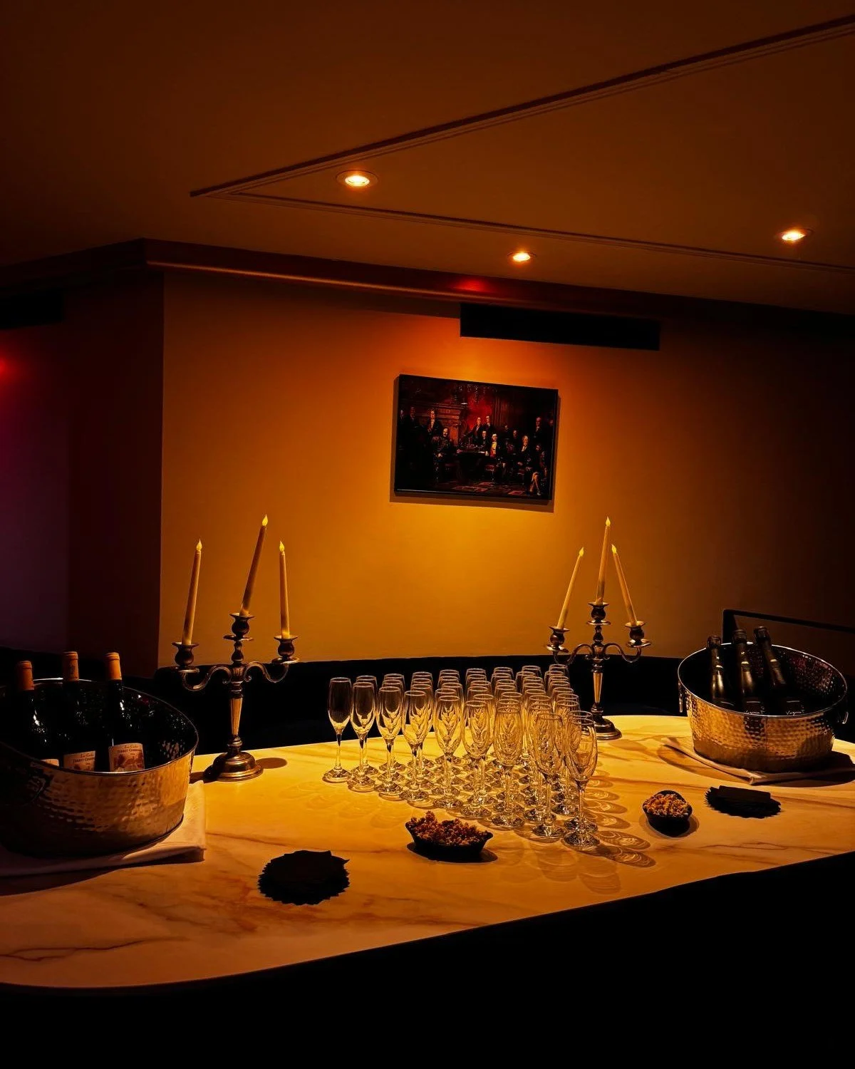 A birthday, a corporate dinner, or just a big get-together?

Our event spaces are here to host your most memorable moments.

🎉 Birthdays
🥂 Private events
🍷 Dinners with friends

A 