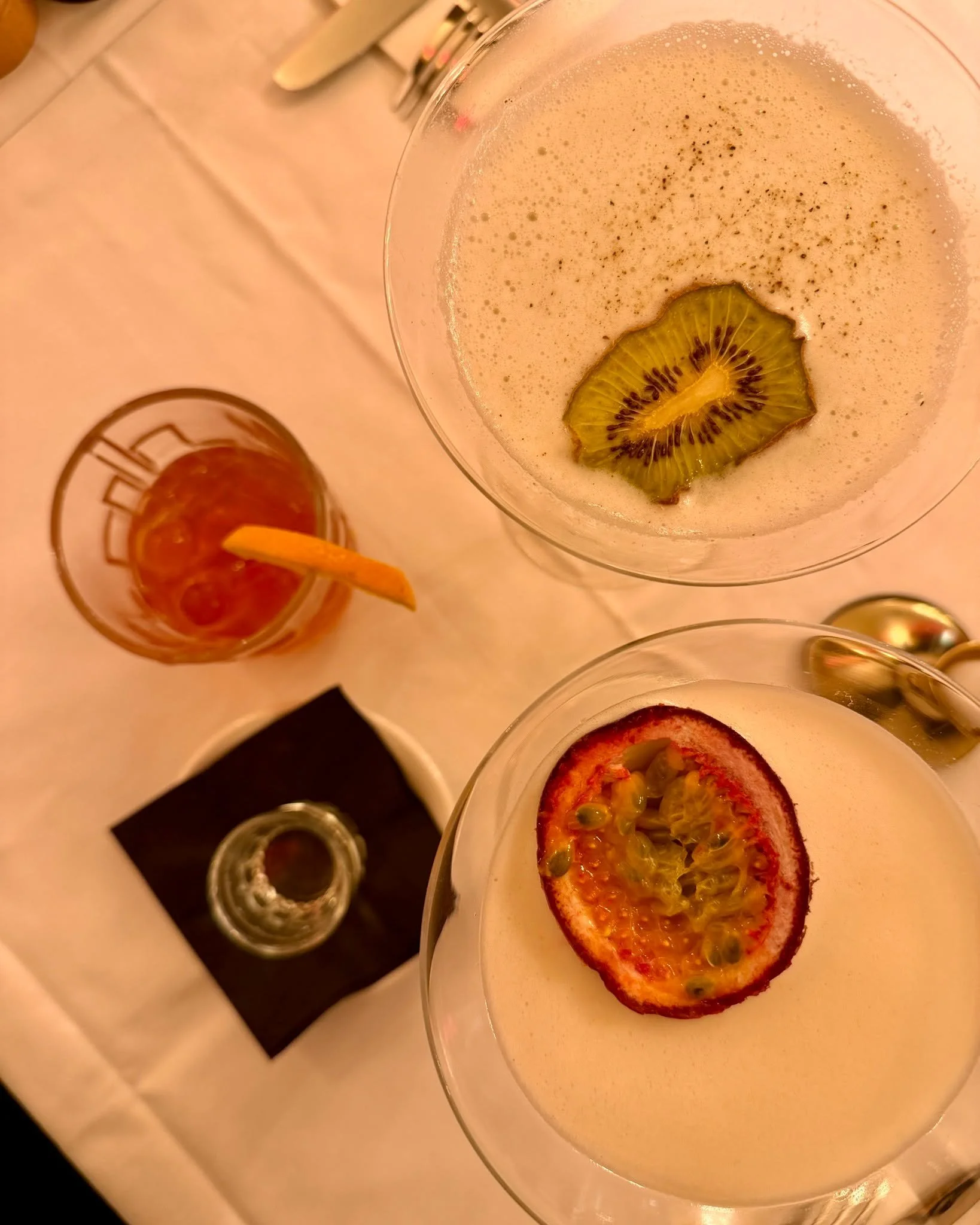 Au restaurant, les cocktails aussi ont leur moment de gloire.

🍸 Couleurs vibrantes
🍊 Saveurs surprenantes
✨ cr&eacute;ations maison

La vraie question est :

👉 Cocktail avant le d&icirc;ner
👉 ou cocktail&hellip; pendant le d&icirc;ner ? 

#bonne