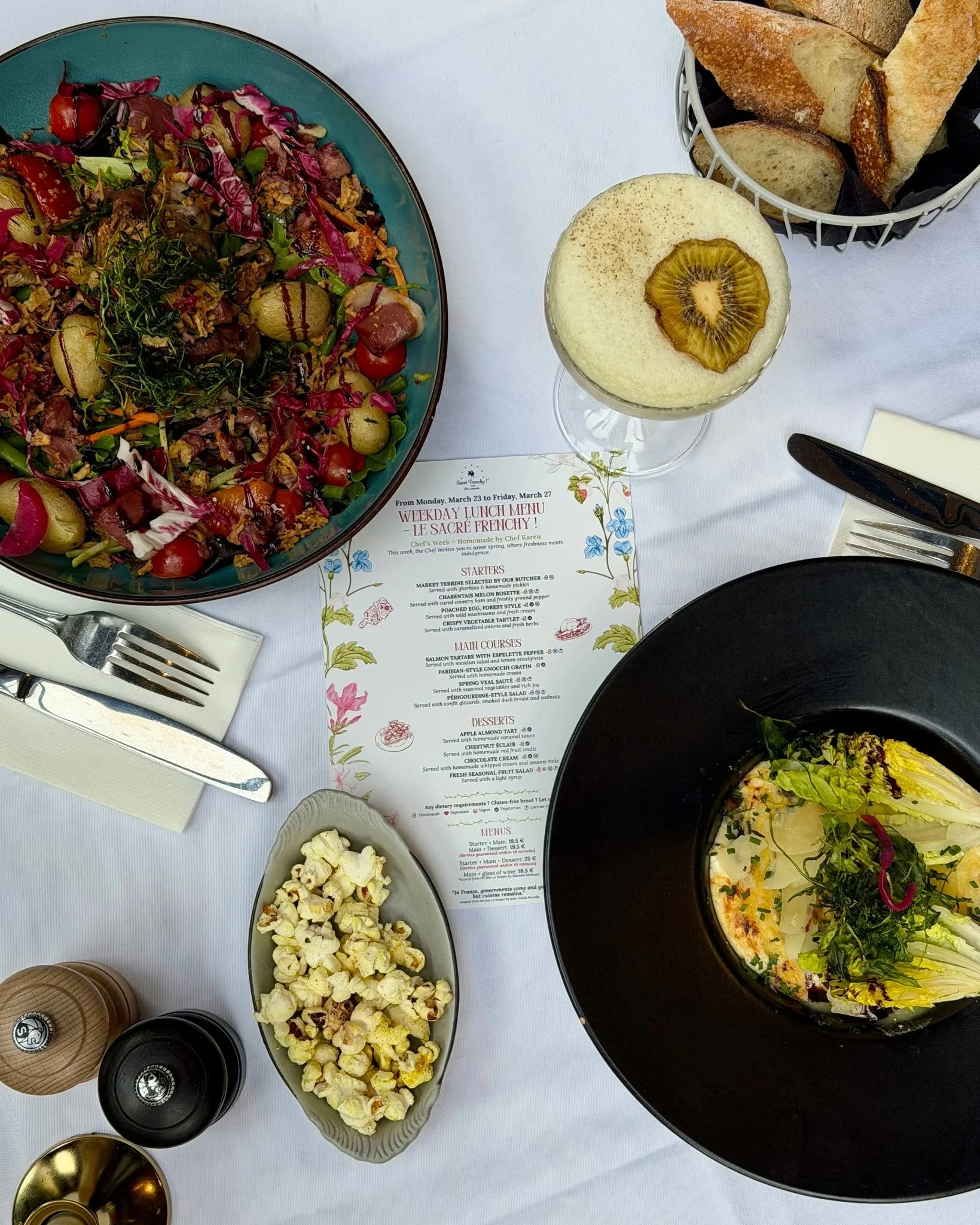 Les 2 plats les plus r&eacute;confortants de la semaine 🤍

Une salade &agrave; la p&eacute;rigourdine pleine de go&ucirc;t et de g&eacute;n&eacute;rosit&eacute;,
et un gratin de gnocchis bien cr&eacute;meux comme on les aime&hellip;

Simple, gourman