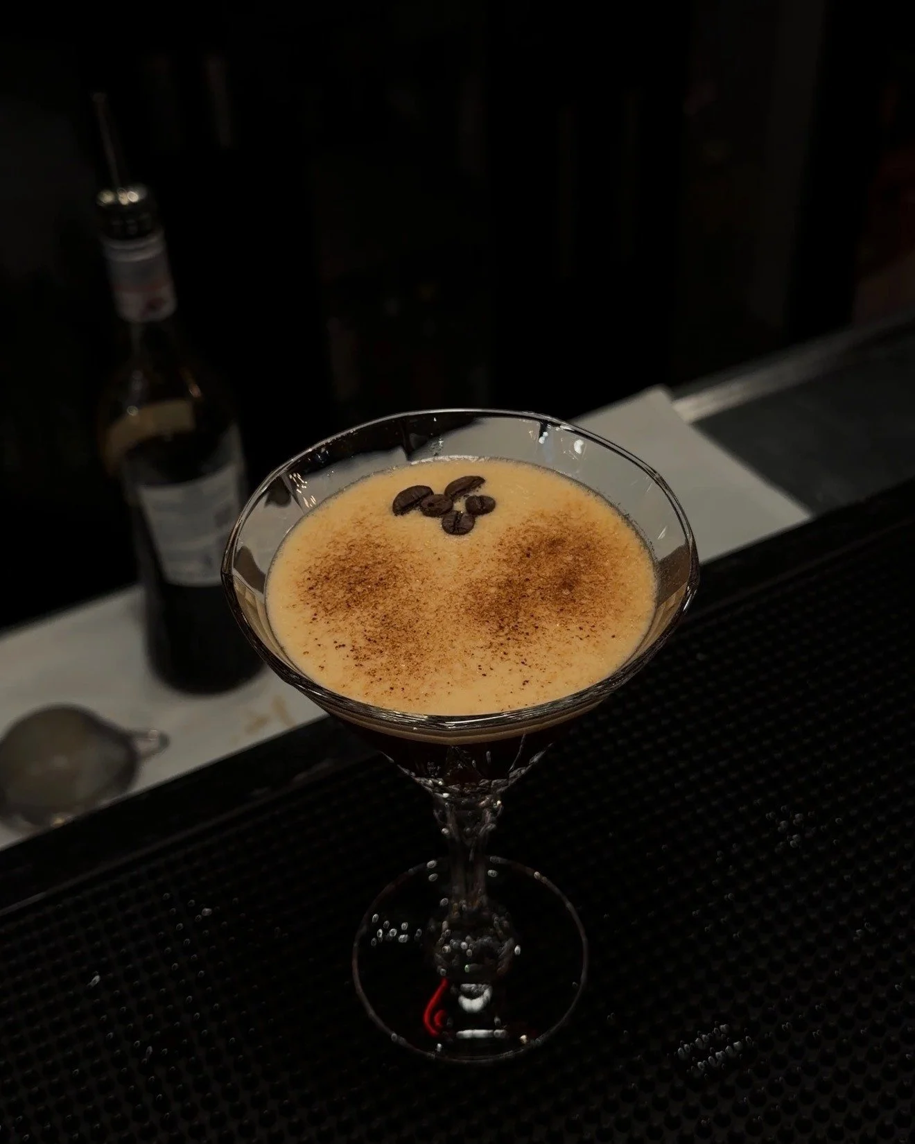 Un espresso&hellip; mais version Sacr&eacute; Frenchy ☕🍸

Espresso Martini🍸

4 cl de Vodka ☕ Liqueur de caf&eacute; et espresso ✨ Sucre de canne pour la douceur !

Le cocktail parfait pour r&eacute;veiller vos papilles en fin de repas (ou pour bien