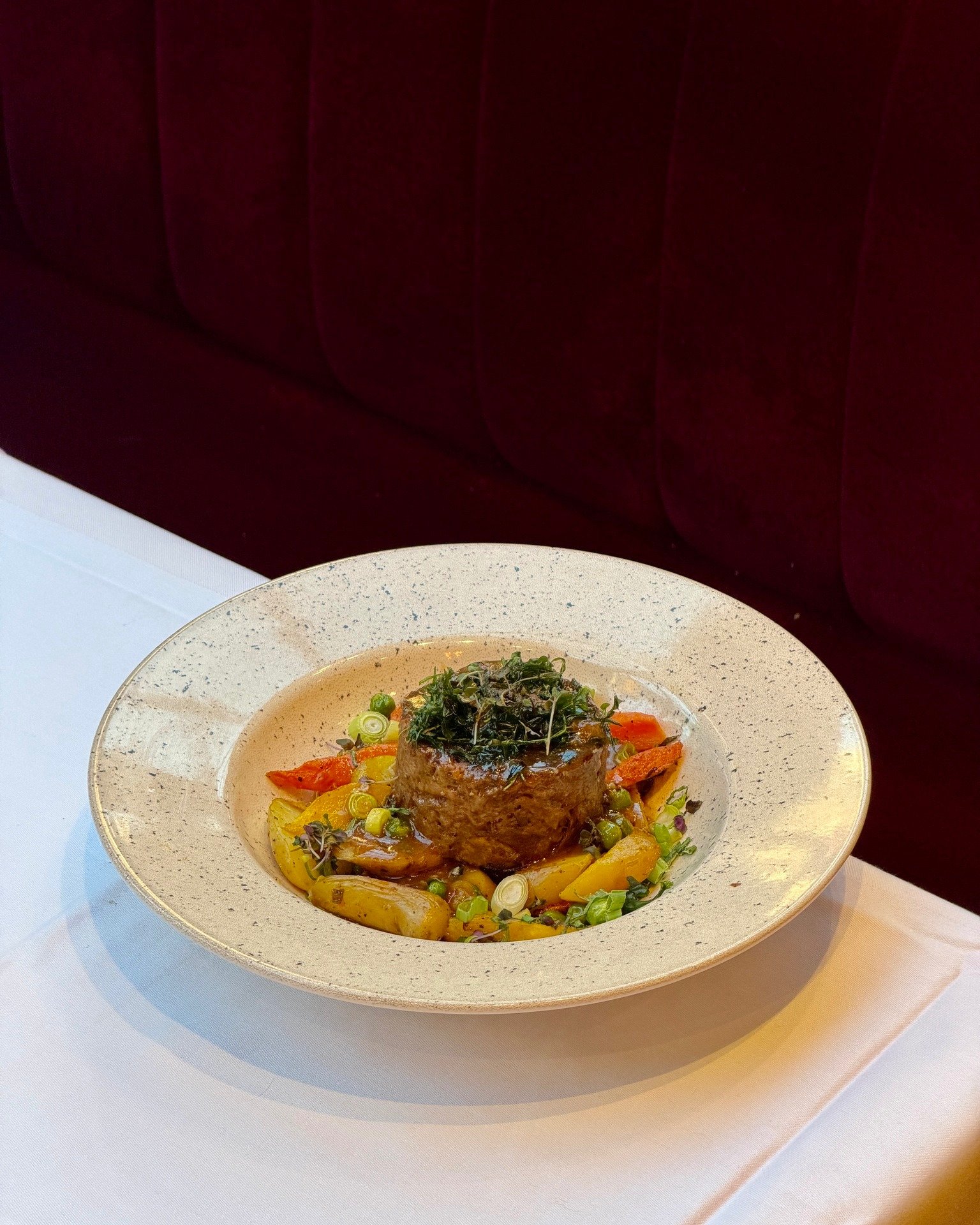 ✨ Un plat monarchique pour un r&eacute;gime r&eacute;publicain... 🍽️ Accompagn&eacute; de pommes de terre Ratte du Touquet 🌱 Petits pois vapeur et carottes glac&eacute;es 

Le plat signature du Chef aux saveurs d&eacute;licates du printemps. 

La v
