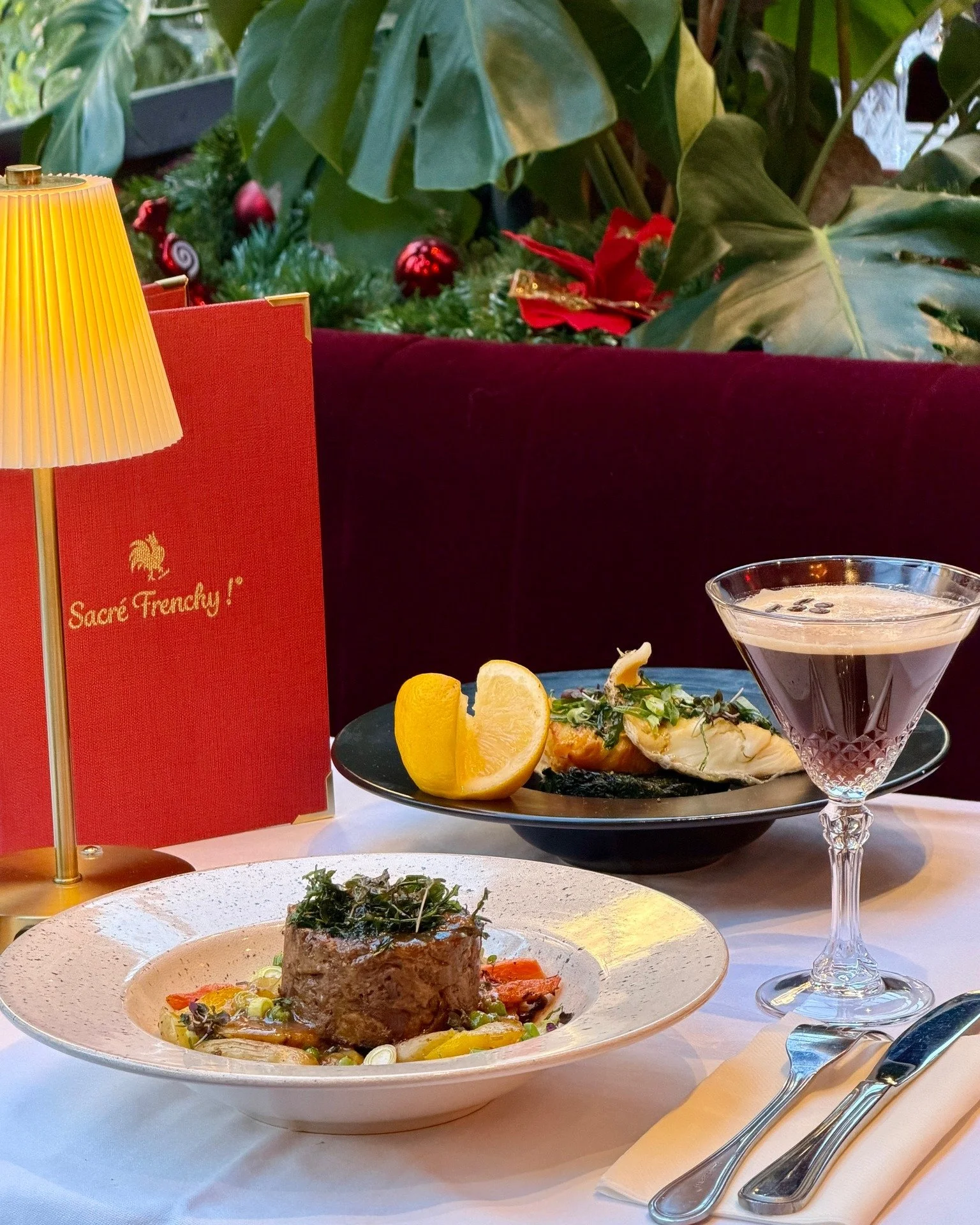 Et si on prenait le temps&hellip; &agrave; deux ❤️

🕯️ Lumi&egrave;re tamis&eacute;e
🍷 Un bon verre de vin
🍽️ Une cuisine g&eacute;n&eacute;reuse

Le cadre id&eacute;al pour partager un moment complice autour d'une de nos sp&eacute;cialit&eacute;s