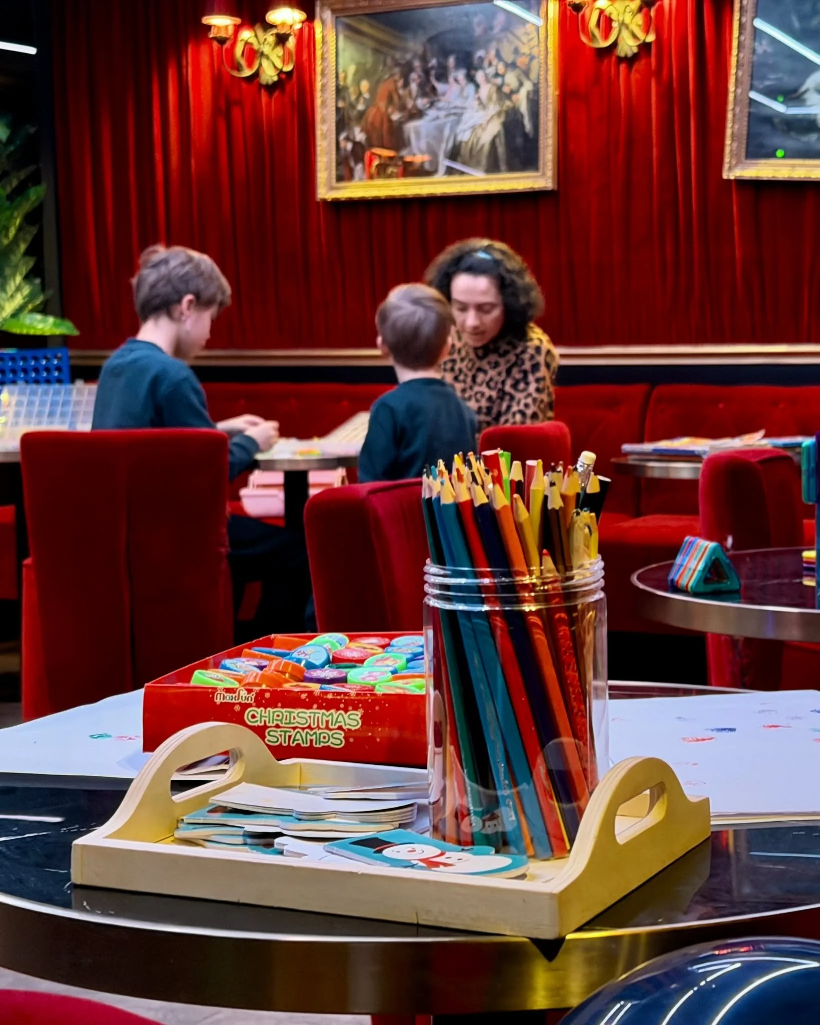 Le brunch, c&rsquo;est encore mieux quand tout le monde en profite vraiment ☀️🥐

Pendant que vous prenez le temps de manger, discuter et savourer tranquillement&hellip; les enfants ont leur propre espace 🎨

Le Salon Pompadour se transforme en vraie