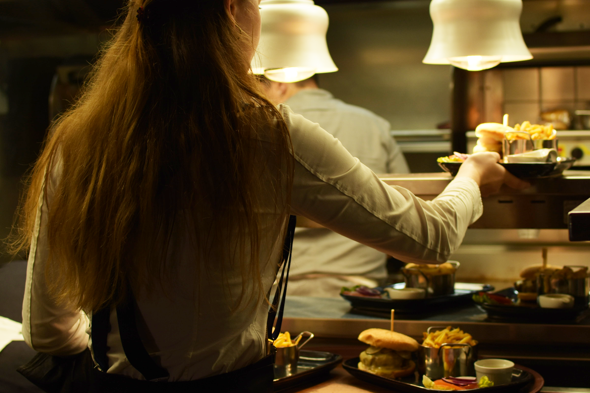 POURQUOI UN BON RESTAURANT, C'EST AVANT TOUT UNE AMBIANCE ? 🍽️✨🕯️🤝