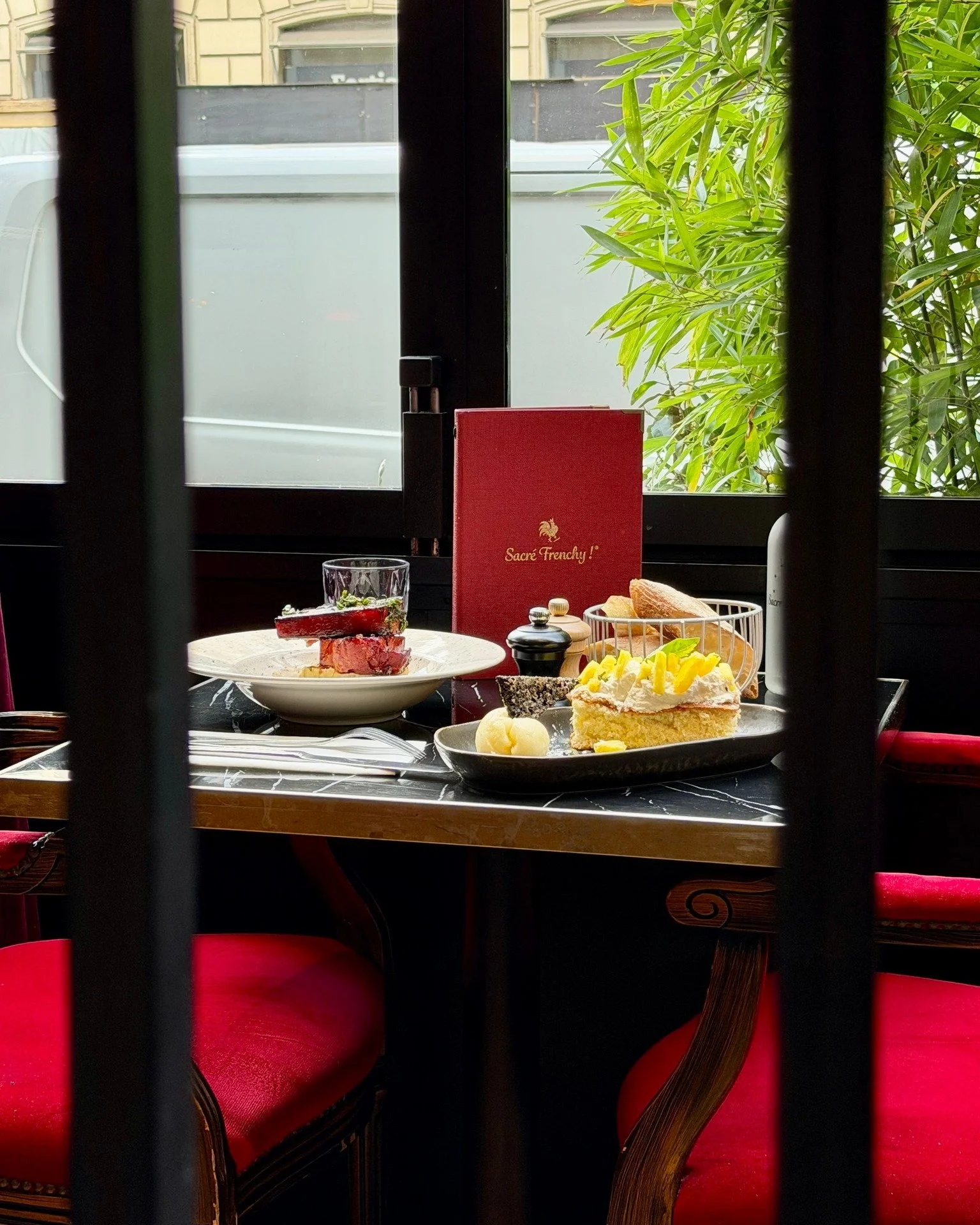 Franchement, au Sacr&eacute; Frenchy, on ne vient pas juste manger.
Il y a cette ambiance&hellip; les lumi&egrave;res, les tables, le bruit du resto, les verres qui s&rsquo;entrechoquent 🍷
On s&rsquo;installe et on se sent bien direct, sans trop sav