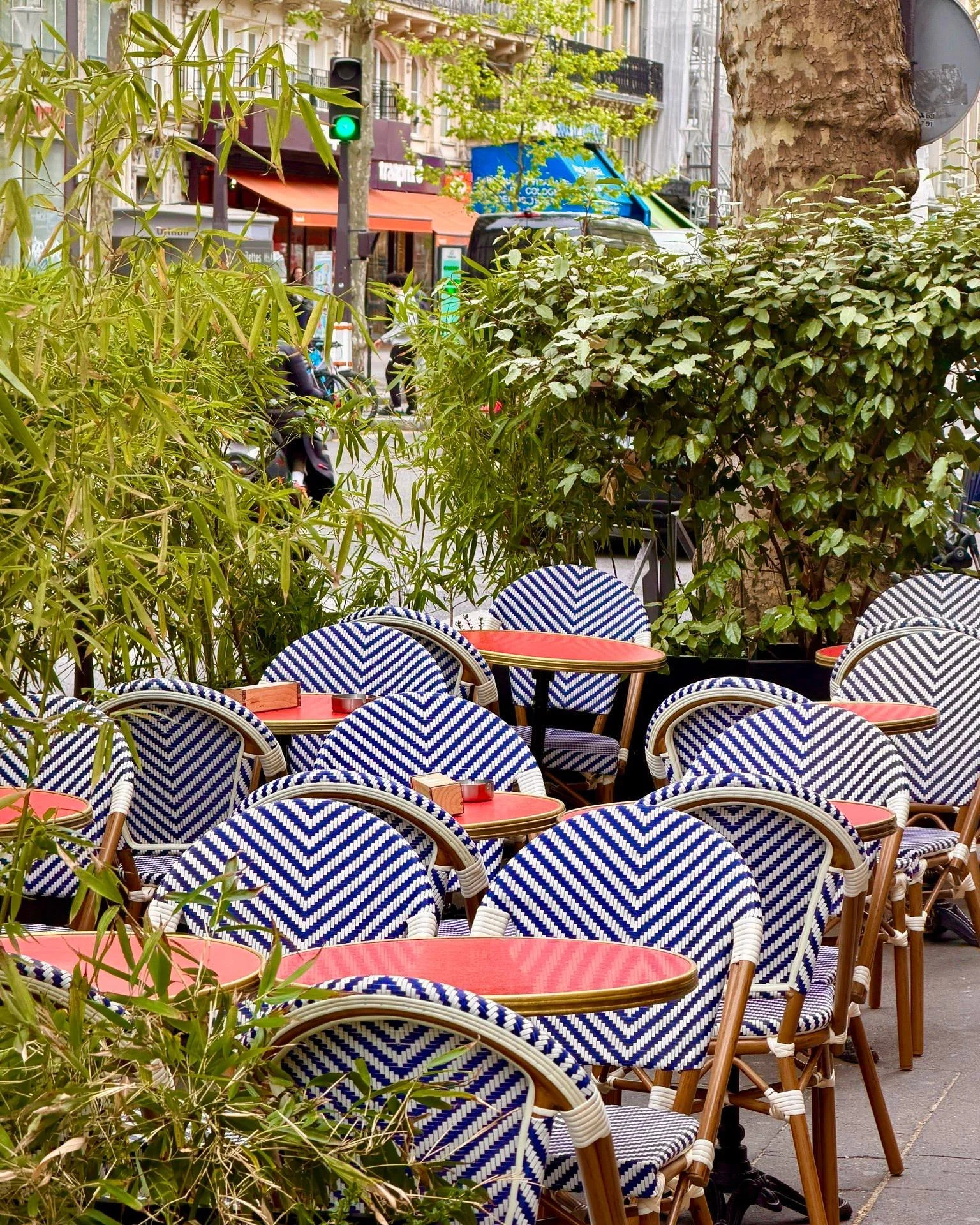 Elle est enfin l&agrave; ! On a profit&eacute; du soleil pour installer notre terrasse &eacute;ph&eacute;m&egrave;re. 🥂
C'est le spot id&eacute;al pour savourer un cocktail, voir passer la vie parisienne et profiter de la douceur du moment. Un petit