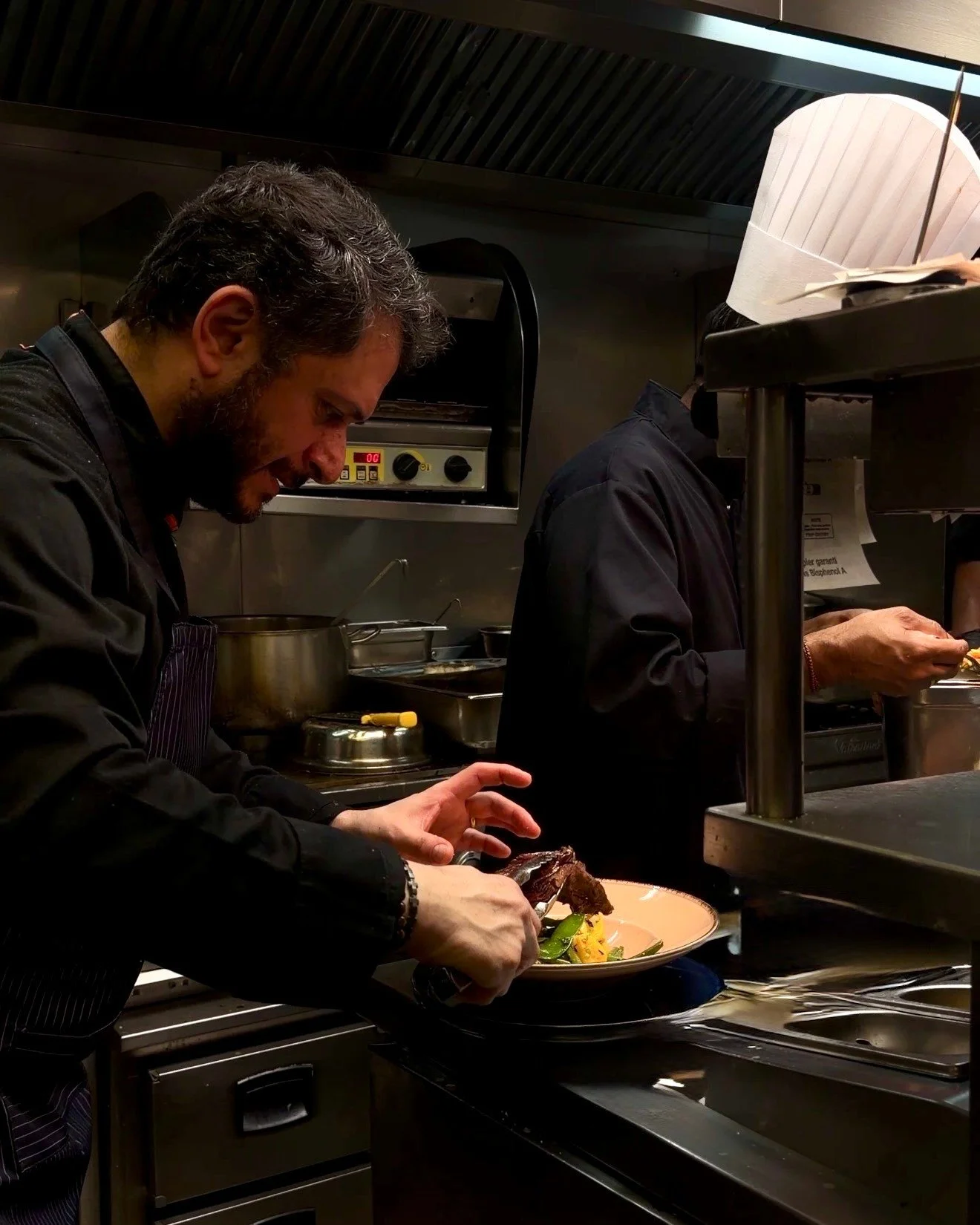 Un petit coup d&rsquo;&oelig;il en coulisses... Voici notre Chef Karen dans son &eacute;l&eacute;ment. 👨&zwj;🍳
C&rsquo;est ici, au c&oelig;ur du resto, que la magie op&egrave;re entre deux coups de feu. Pas de secret, juste beaucoup de passion, de 