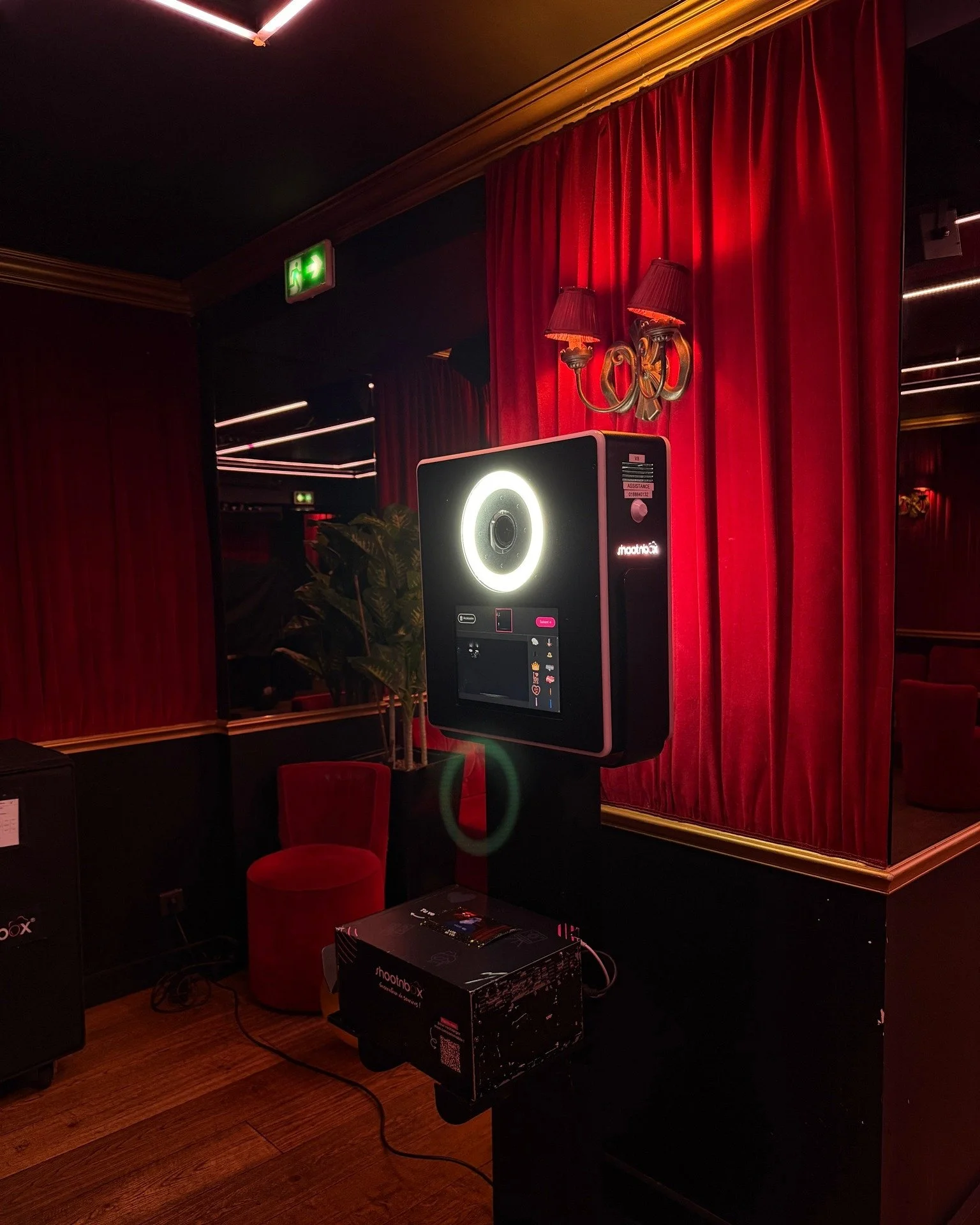 On sait que vous adorez repartir avec un petit souvenir de vos soir&eacute;es chez nous...
Saviez-vous que pour toutes vos privatisations dans nos salons, vous pouvez ajouter l'option Photo Booth ? 📸

C'est l&rsquo;accessoire parfait pour briser la 