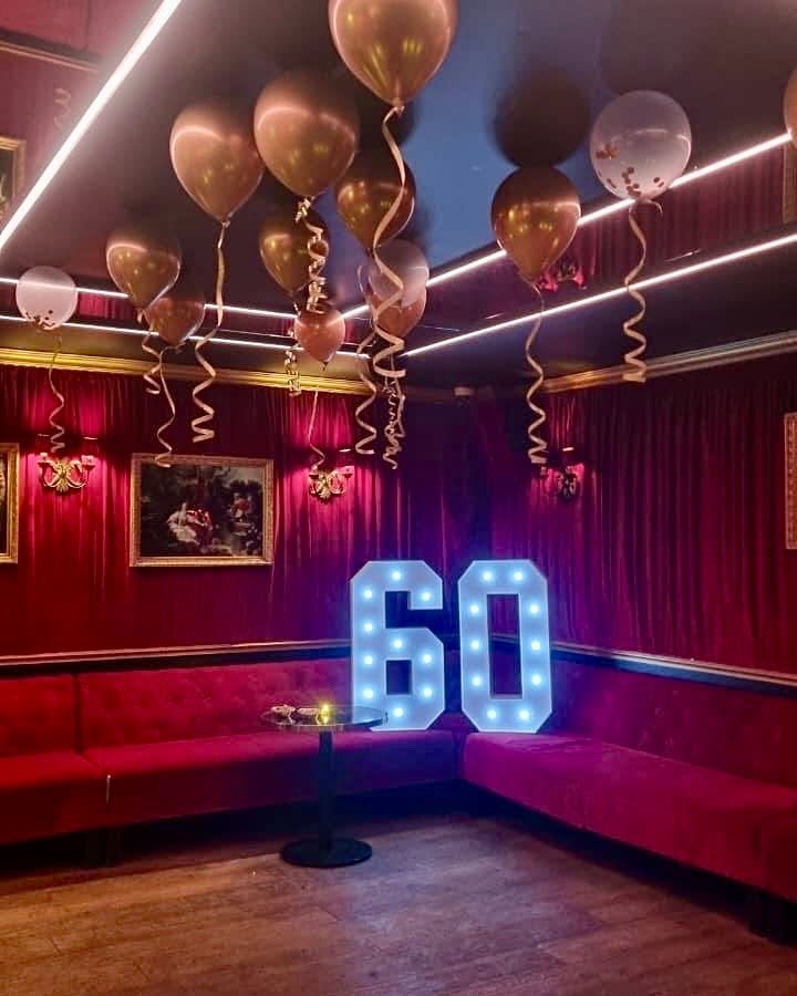 Cap sur une nouvelle dizaine dans le cadre prestigieux du Salon Pompadour ! 🎂

Un cocktail d&icirc;natoire raffin&eacute;, une ambiance tamis&eacute;e et beaucoup de sourires pour f&ecirc;ter ces 60 ans comme il se doit. On adore &ecirc;tre le th&ea