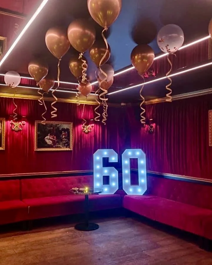 Cap sur une nouvelle dizaine dans le cadre prestigieux du Salon Pompadour ! 🎂

Un cocktail d&icirc;natoire raffin&eacute;, une ambiance tamis&eacute;e et beaucoup de sourires pour f&ecirc;ter ces 60 ans comme il se doit. On adore &ecirc;tre le th&ea