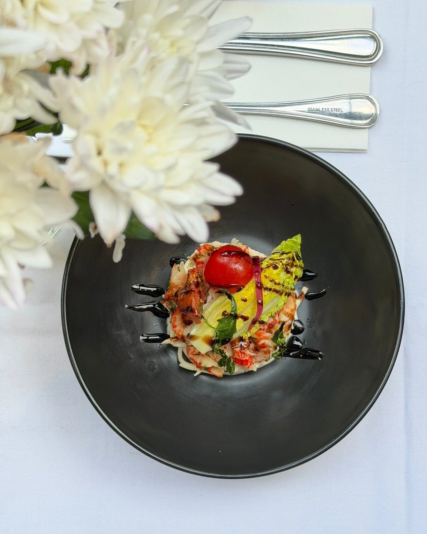 ✨ Le Chef Karen nous surprend toujours avec ses cr&eacute;ations ✨

Des assiettes pleines de fra&icirc;cheur, de couleurs et de gourmandise, pens&eacute;es pour &eacute;veiller les papilles &agrave; chaque bouch&eacute;e 🍴🌿

Une cuisine g&eacute;n&