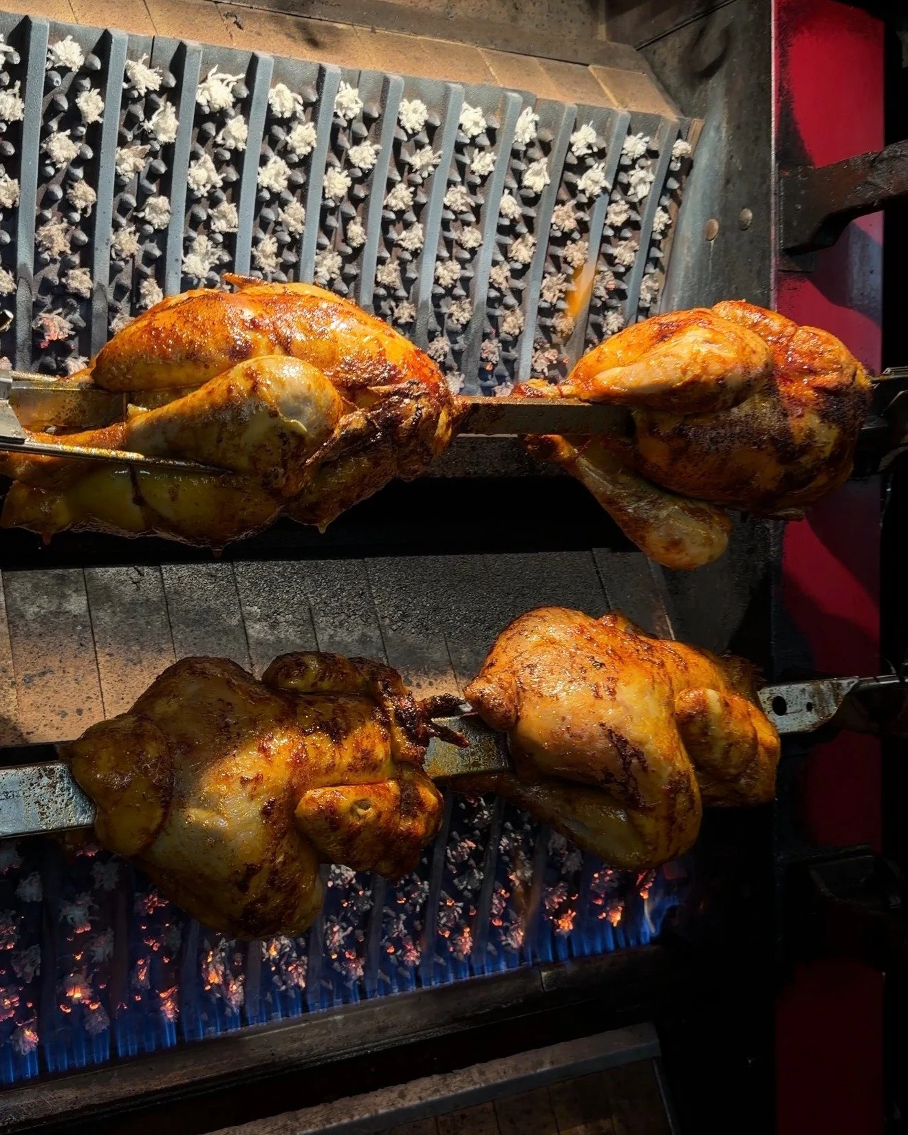 🔥 La r&ocirc;tisserie chauffe chez Sacr&eacute; Frenchy 🔥

Des poulets lentement r&ocirc;tis &agrave; la broche, une peau dor&eacute;e et croustillante, des saveurs g&eacute;n&eacute;reuses et cette odeur irr&eacute;sistible qui embaume le restaura