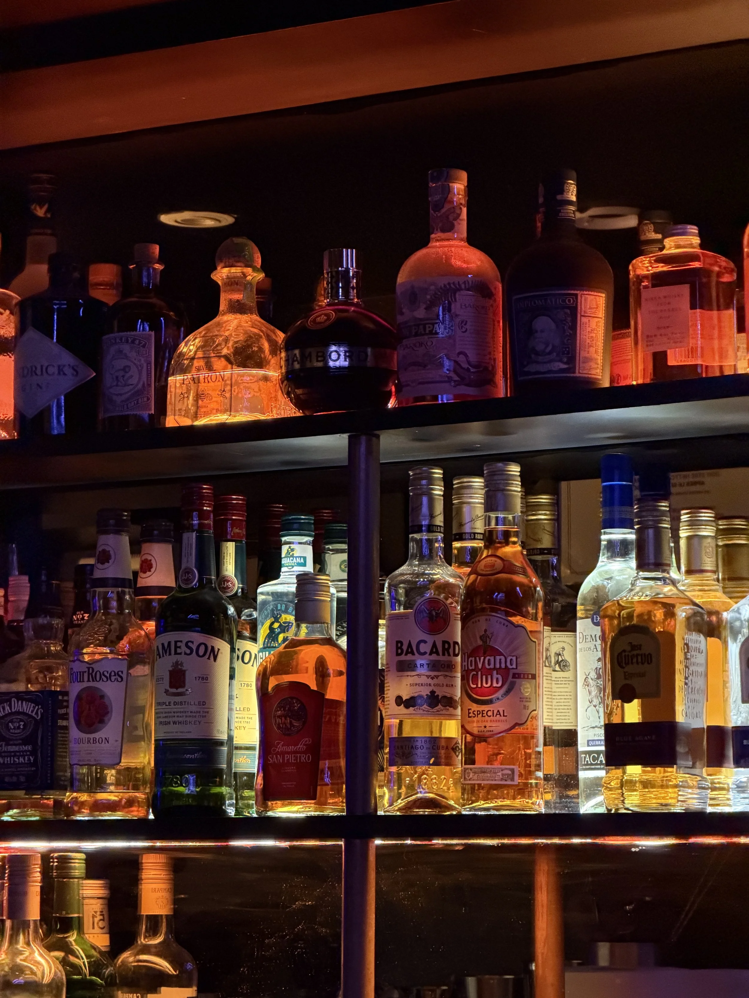 COCKTAILS, JETONS OU OPEN BAR : QUELLE FORMULE BOISSON CHOISIR POUR VOTRE SOIRÉE AU SACRÉ FRENCHY ? 🥂
