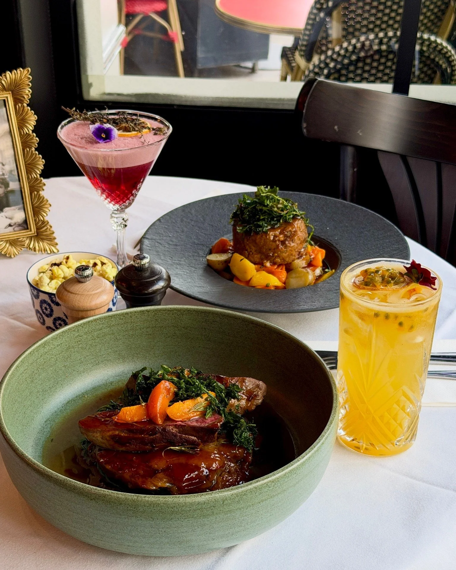 Envie d'un d&icirc;ner &agrave; deux dans un cadre chaleureux ? 🕯️

Venez profiter d'une soir&eacute;e en t&ecirc;te-&agrave;-t&ecirc;te au Sacr&eacute; Frenchy : de bons petits plats faits maison, un cocktail (ou deux 😉) et une ambiance qui donne 