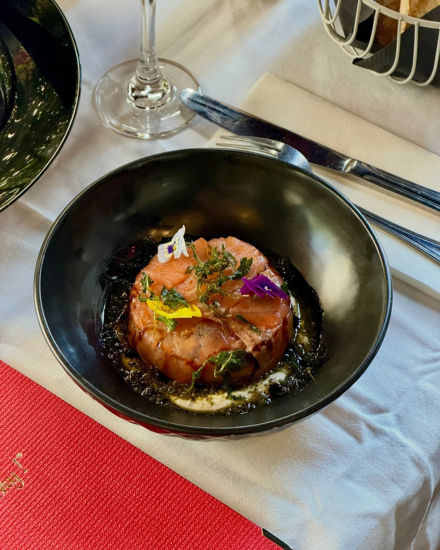 Aum&ocirc;ni&egrave;re de saumon fum&eacute;, cr&egrave;me citronn&eacute;e 🍋

Sous ce petit paquet d&eacute;licat se cache tout notre savoir-faire : quinoa parfum&eacute; &agrave; l'ananas frais, une touche de menthe, une pointe de ciboulette... et