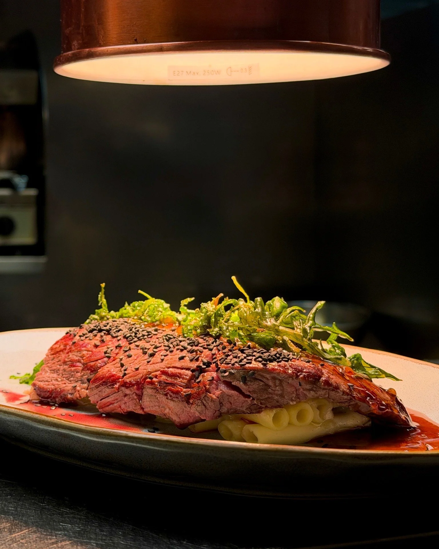 Chez nous, tout est fait maison 👨&zwj;🍳

De la pr&eacute;paration &agrave; l'assiette, chaque plat est pens&eacute; et r&eacute;alis&eacute; avec soin dans notre cuisine. Ce genre de tranche parfaitement saisie n'a rien &agrave; envier aux plus gra