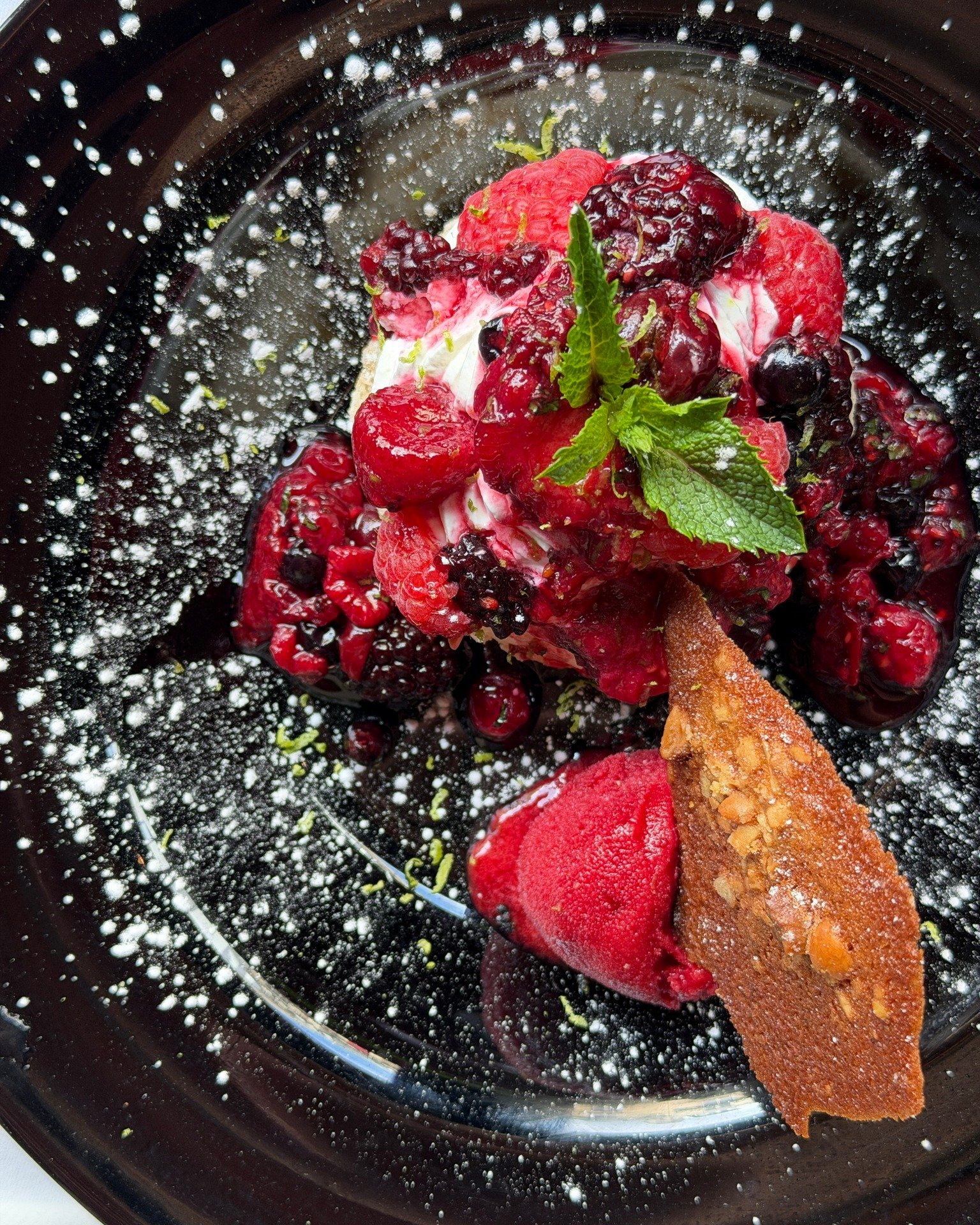 🍓 Petit aper&ccedil;u de notre ancien Semainier : la Pavlova aux Fruits Rouges, Menthe Cisel&eacute;e &amp; Sorbet Framboise !

 Meringue croustillante et c&oelig;ur fondant, garnie de fruits rouges frais, de menthe cisel&eacute;e et d'un sorbet fra