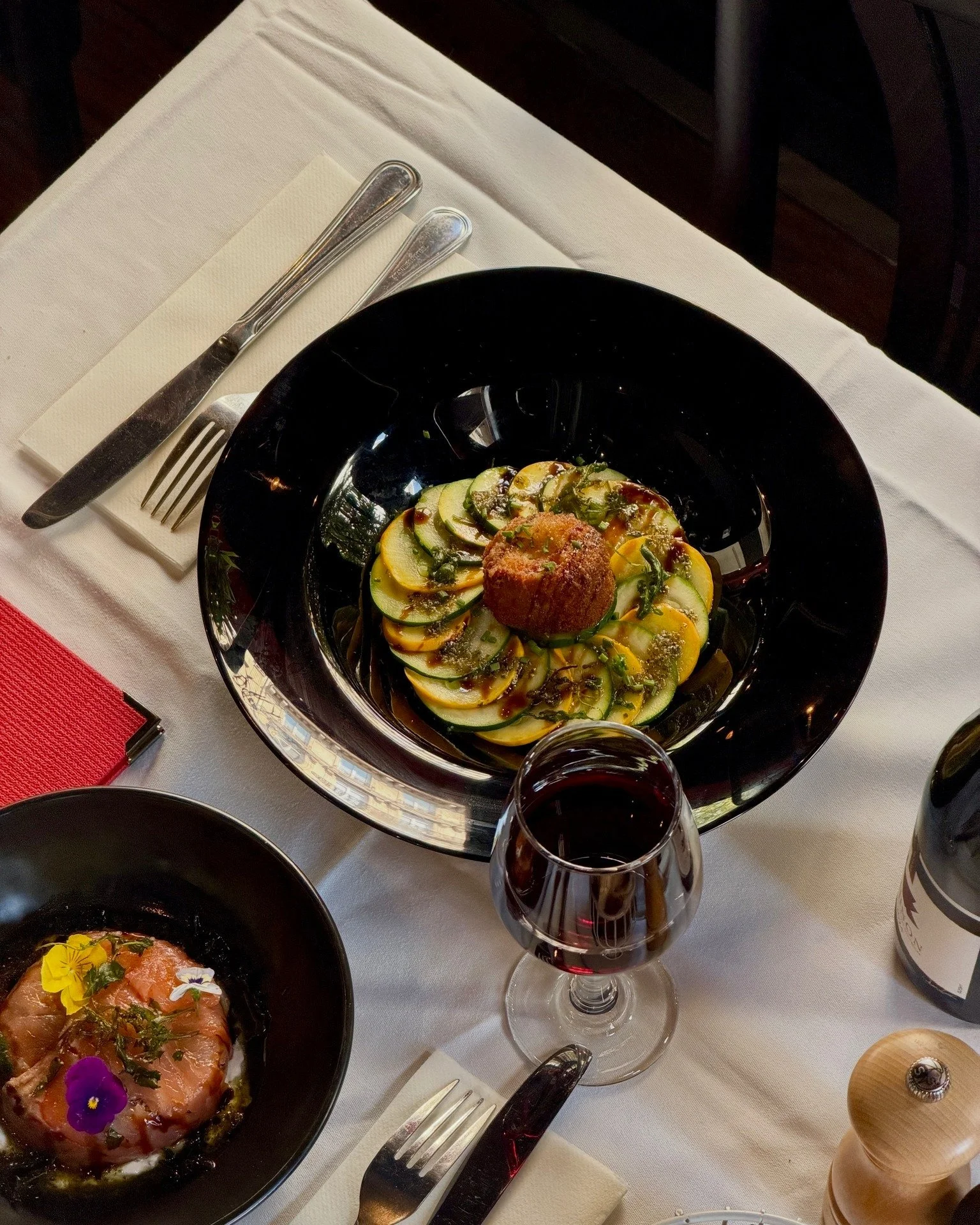 Rosace de duo de courgettes &agrave; l'huile d'olive bio 🌿

Un plat tout en fra&icirc;cheur, accompagn&eacute; de ch&egrave;vre Sainte-Maure et de sandre r&ocirc;ti &agrave; la fleur de sel... et pour nos amis v&eacute;ganes, une option est possible