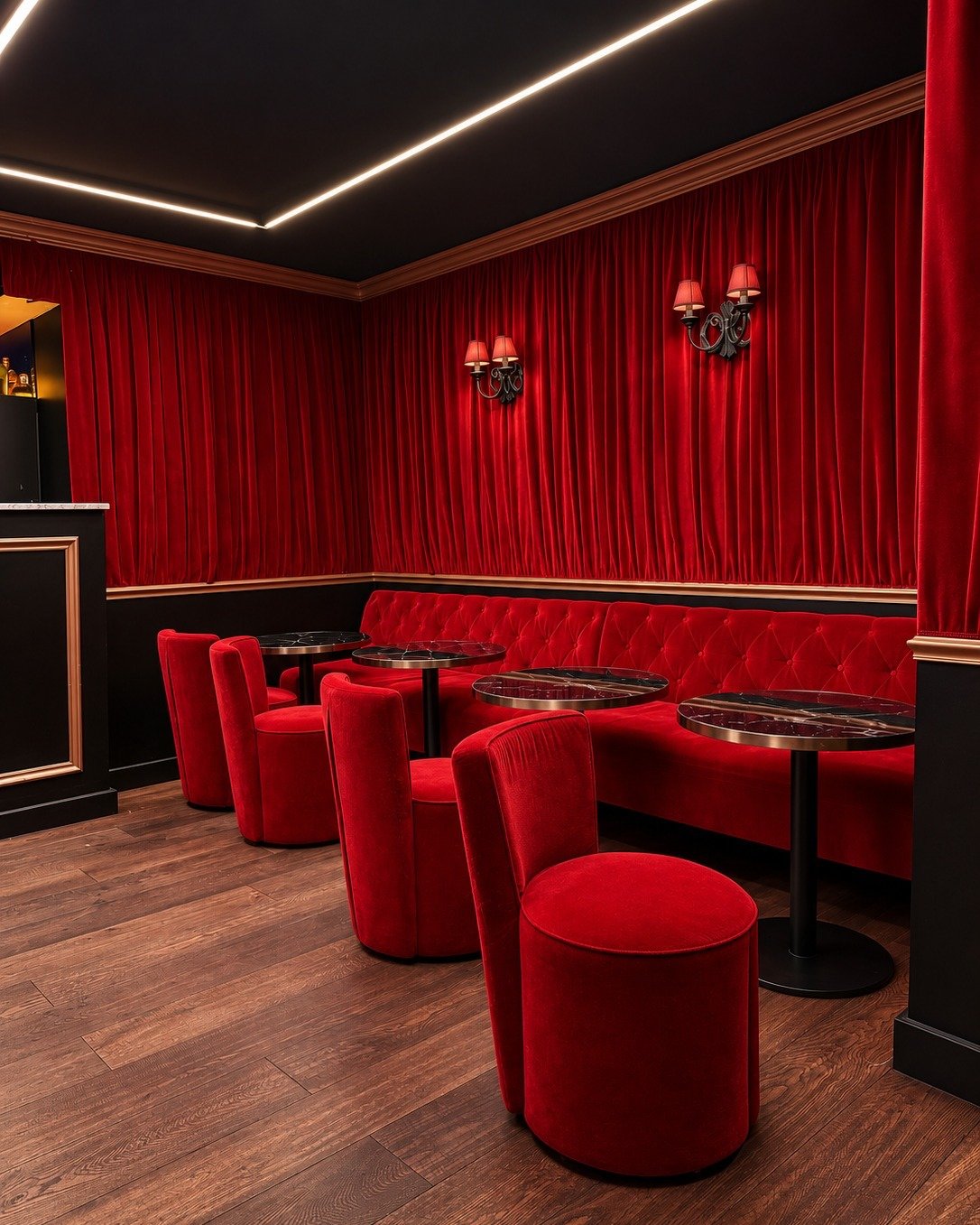 ❤️ SALON POMPADOUR &mdash; VOTRE SOIR&Eacute;E, VOTRE ESPACE

Envie de r&eacute;unir vos invit&eacute;s dans un lieu qui change vraiment ? ✨

Nich&eacute; au sous-sol du Sacr&eacute; Frenchy, le Salon Pompadour vous plonge dans une ambiance feutr&eac