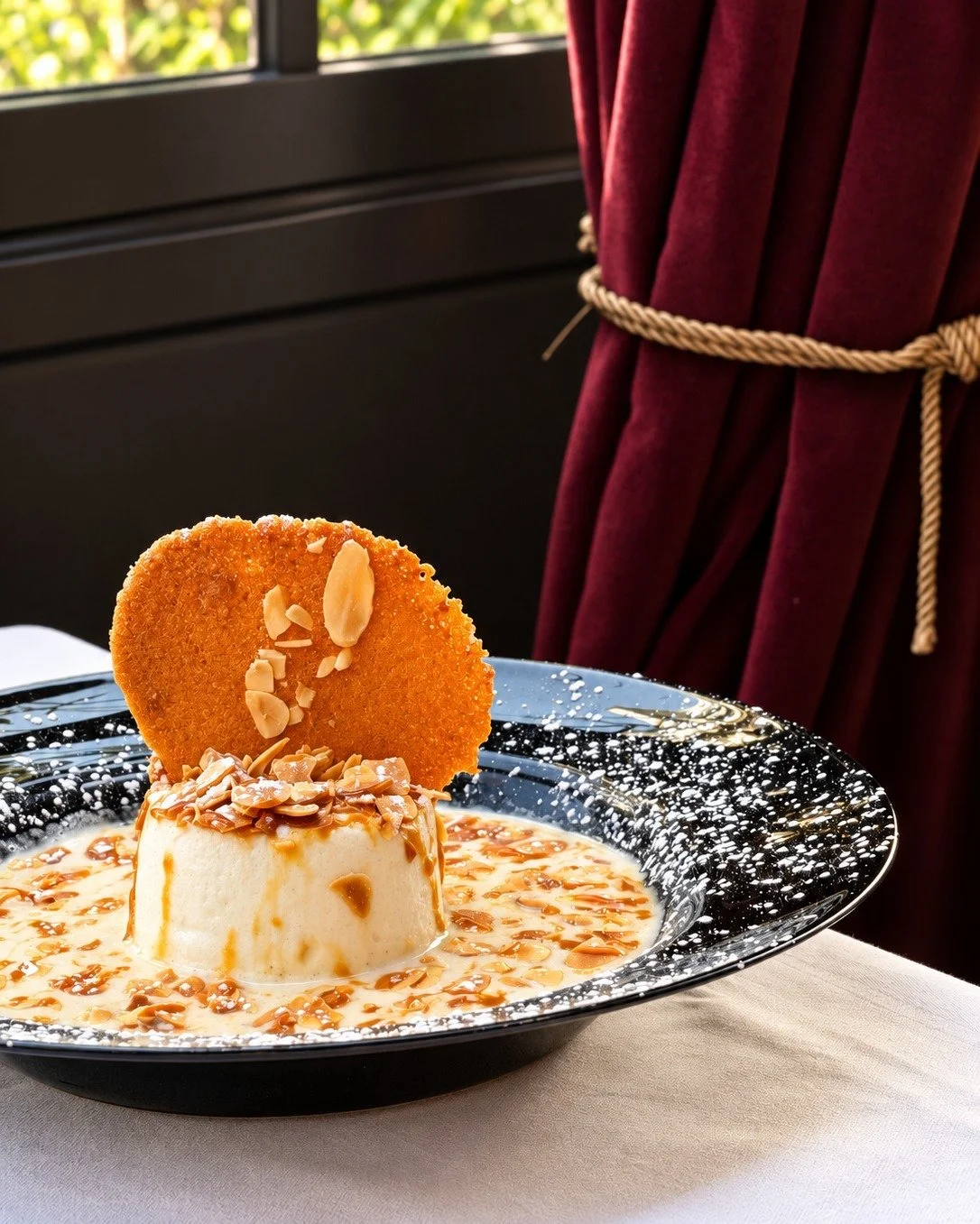 Un nuage de douceur&hellip; ☁️🤍

Cette semaine, notre &Icirc;le flottante s&rsquo;invite parmi les desserts de notre Semainier ! ✨

Un blanc en neige a&eacute;rien sur une cr&egrave;me anglaise d&eacute;licatement parfum&eacute;e &agrave; la vanille