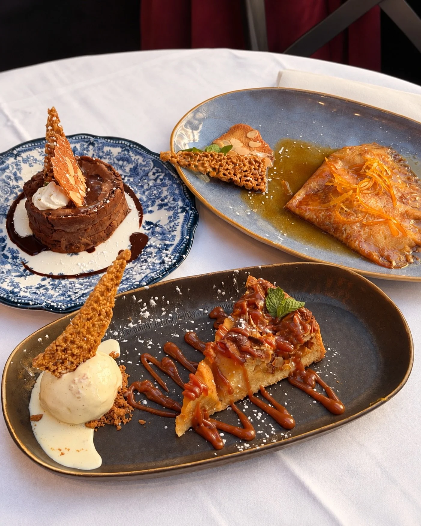T&rsquo;aimes qui, toi ? 😏
Charlotte, Amandine ou Suzette ?

Les trois ? On ne juge pas&hellip; 🤭

Cette semaine, nos desserts te font les yeux doux au Sacr&eacute; Frenchy ! 🍫🍐🍊 Une petite douceur pour accueillir l&rsquo;automne&hellip; et une 