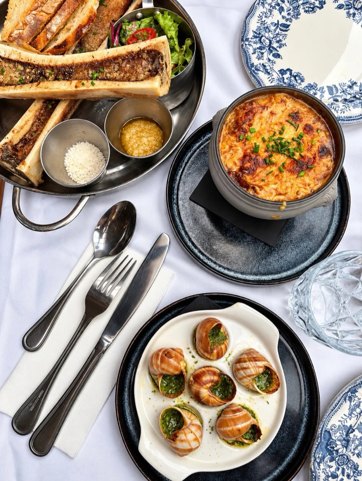 Trois incontournables du Sacr&eacute; Frenchy, trois bonnes raisons de se faire plaisir ! 🤤🍽️
🥖 L&rsquo;Os &agrave; moelle XL, g&eacute;n&eacute;reux et gourmand.
🧅 La Soupe &agrave; l&rsquo;oignon, gratin&eacute;e comme on l&rsquo;aime.
🧀 Le Fr