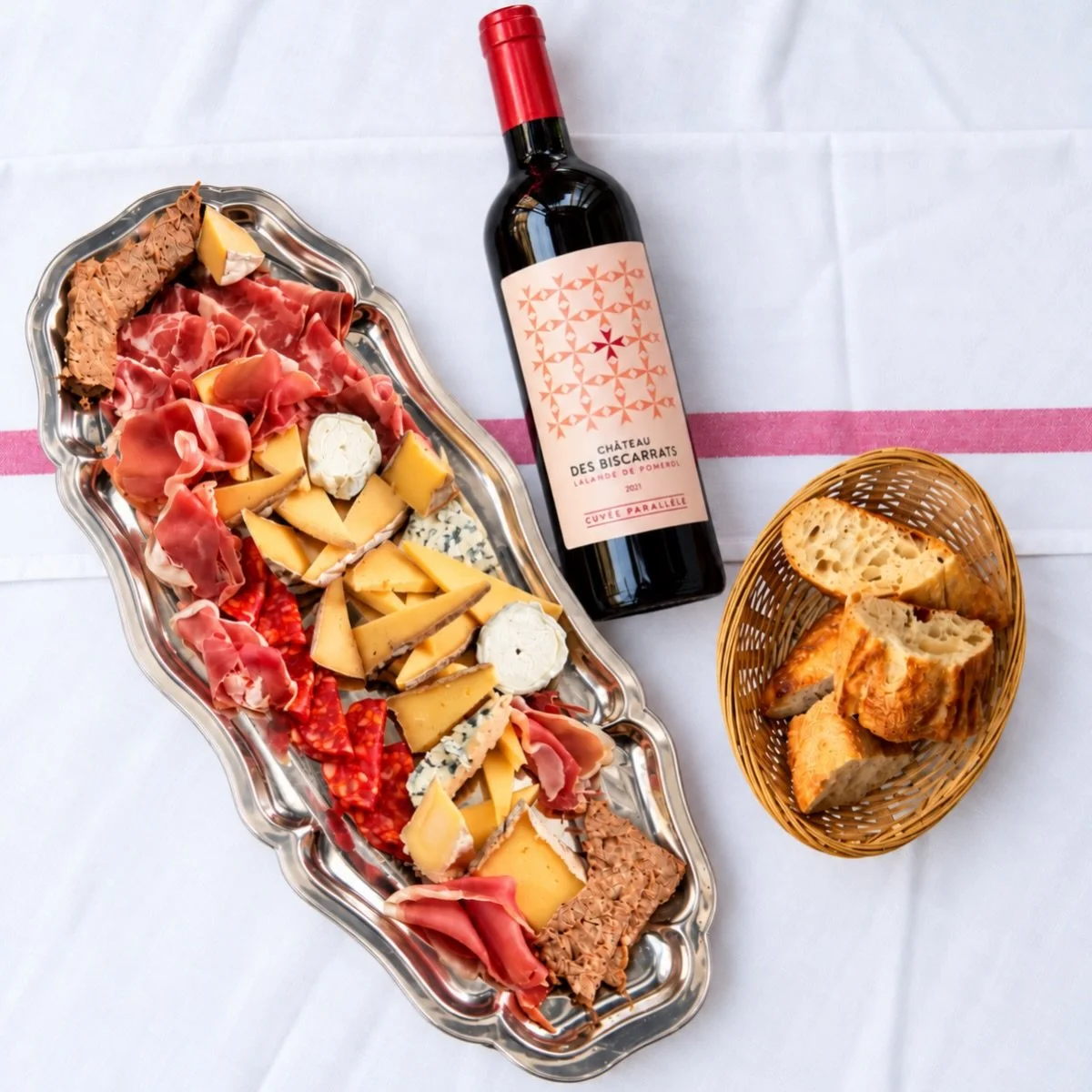 Une planche &agrave; partager, un bon verre de vin&hellip; et le plaisir de prolonger l&rsquo;ap&eacute;ro ! 🍷🧀

Charcuteries, fromages et gourmandise : tout ce qu&rsquo;il faut pour un moment convivial &agrave; la fran&ccedil;aise. 🇫🇷✨

📍 Sacr&