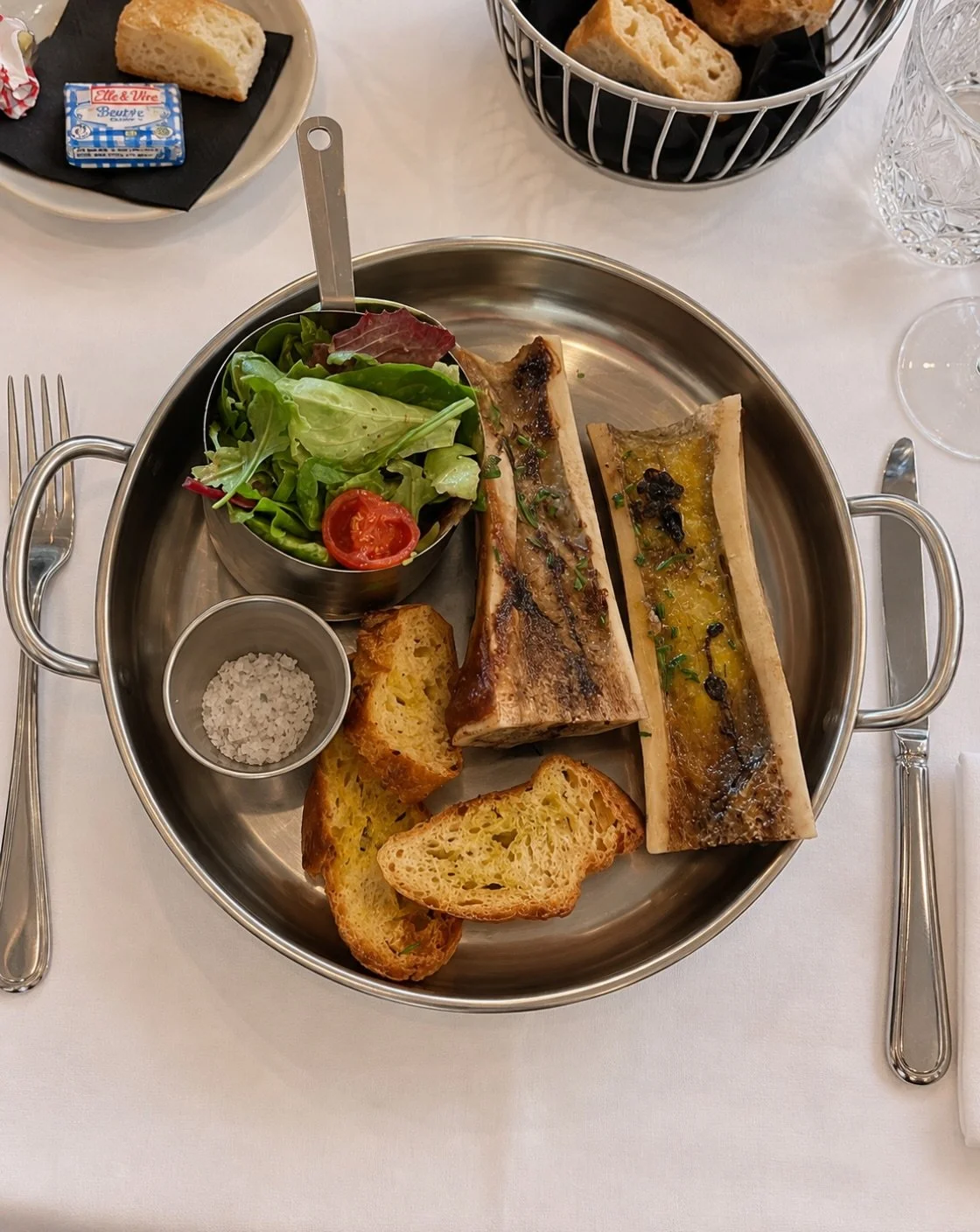 Un grand classique pour les gourmands ! 🤤✨

Notre os &agrave; moelle, fondant et g&eacute;n&eacute;reux, promet un pur moment de gourmandise. 🍽️❤️

&Agrave; savourer chez Sacr&eacute; Frenchy ! 🇫🇷

#Sacr&eacute;Frenchy #Os&Agrave;Moelle #Bistrono