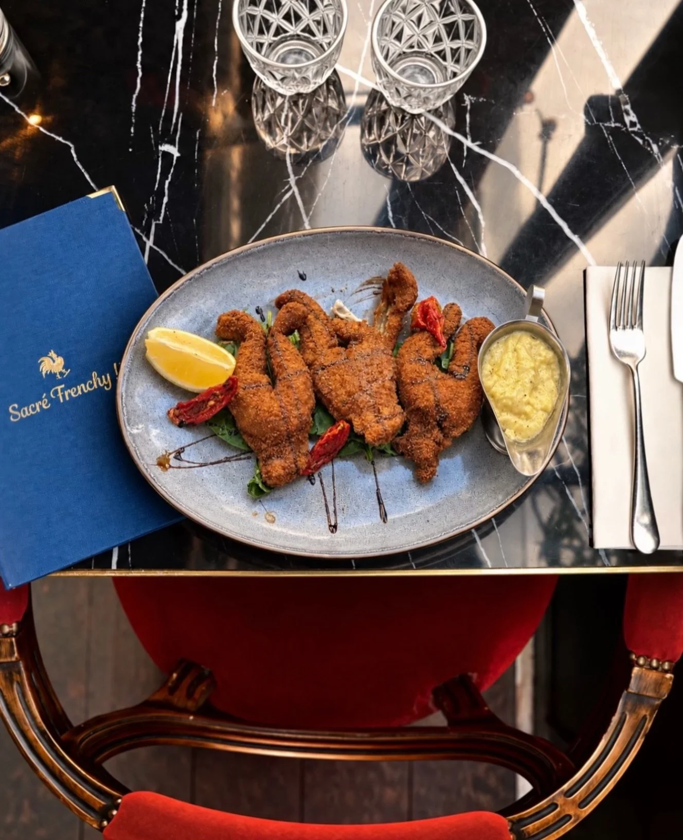 🐸 Les Frenchy Frog Fries, une sp&eacute;cialit&eacute; &agrave; d&eacute;couvrir ! 🍽️✨

Des cuisses de grenouilles dor&eacute;es, croustillantes et pleines de saveurs&hellip; Une touche de tradition fran&ccedil;aise revisit&eacute;e avec gourmandis